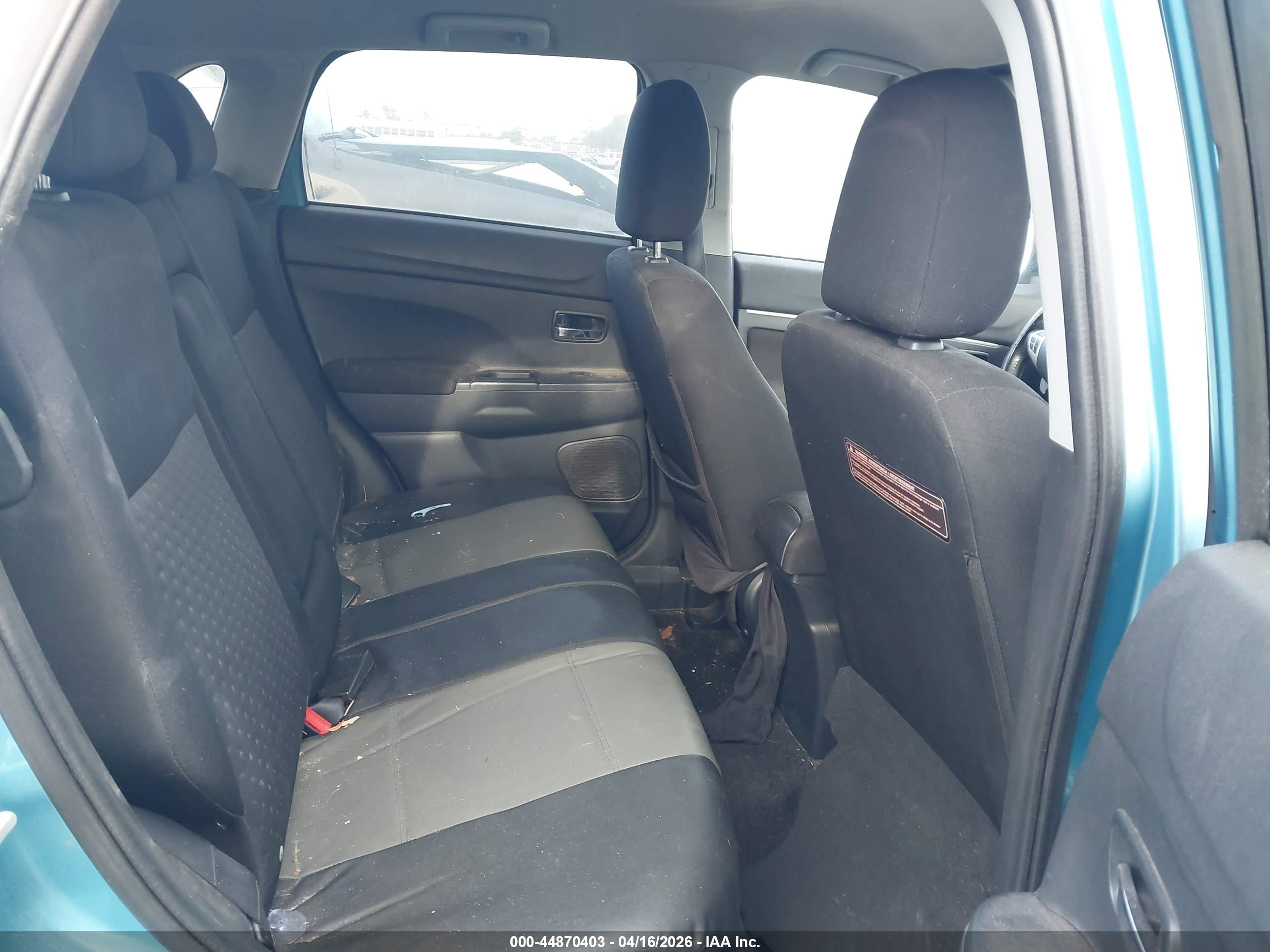 MITSUBISHI OUTLANDER image 8