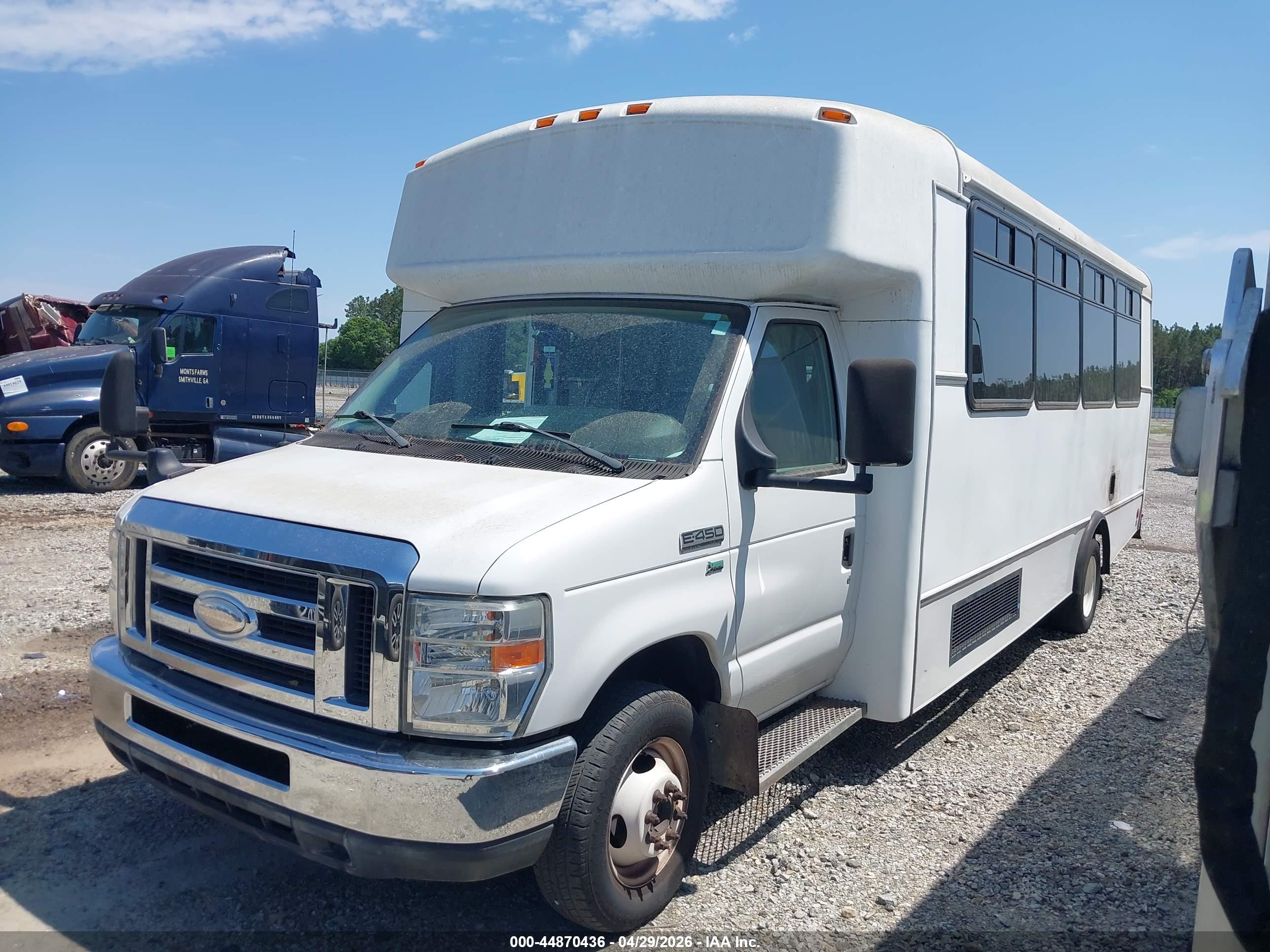 FORD BUS image 2