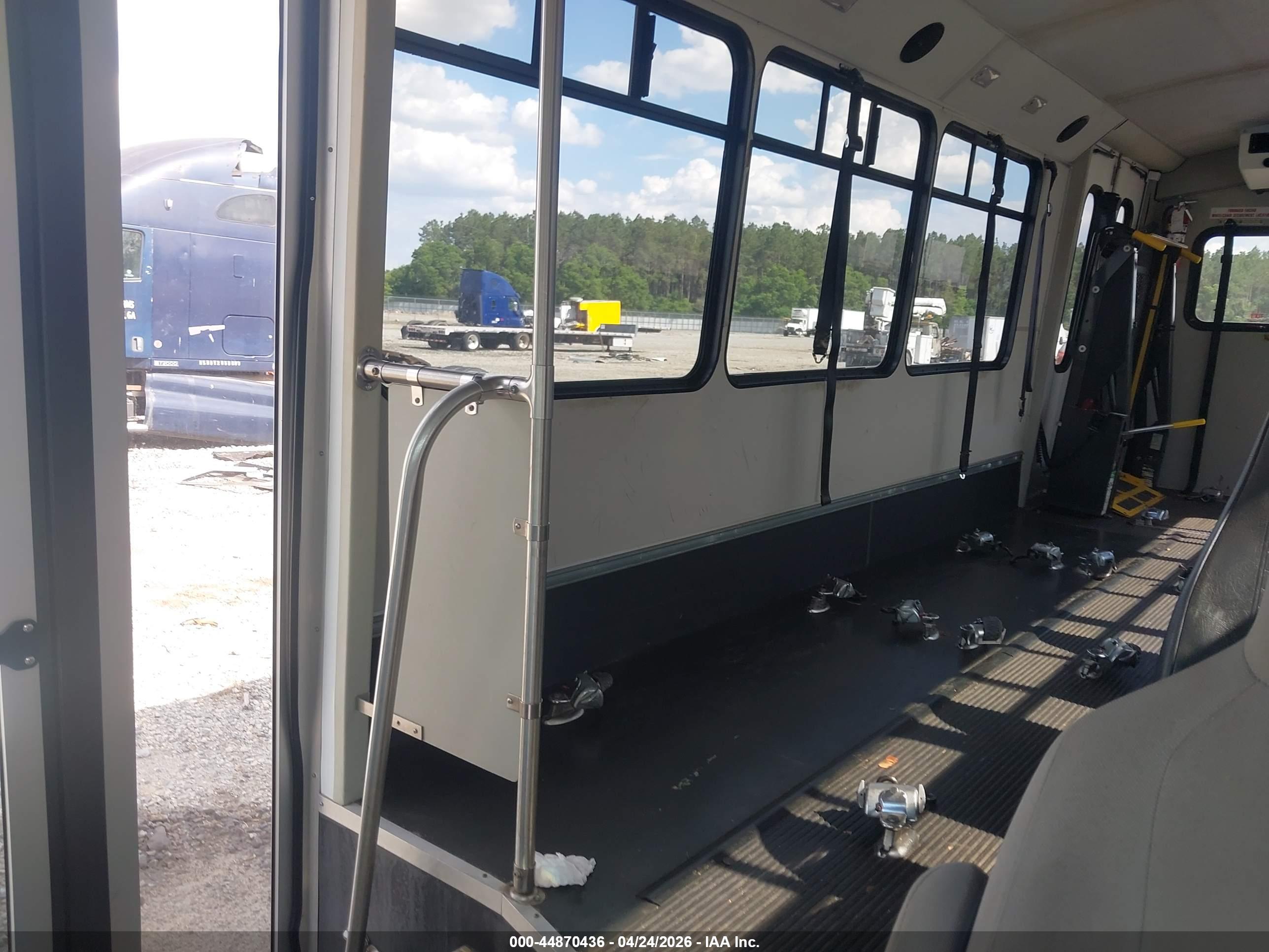 FORD BUS image 5