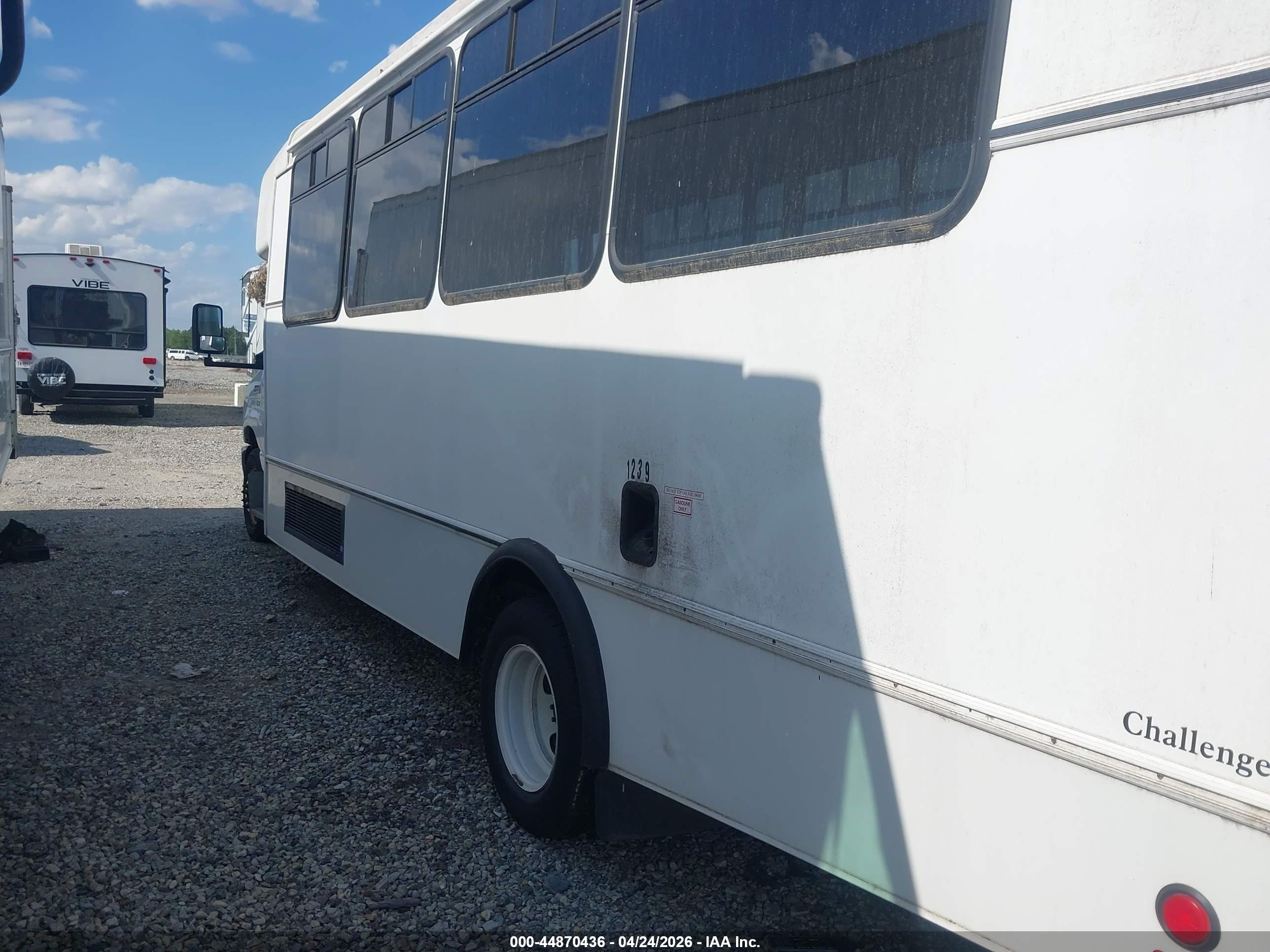 FORD BUS image 6
