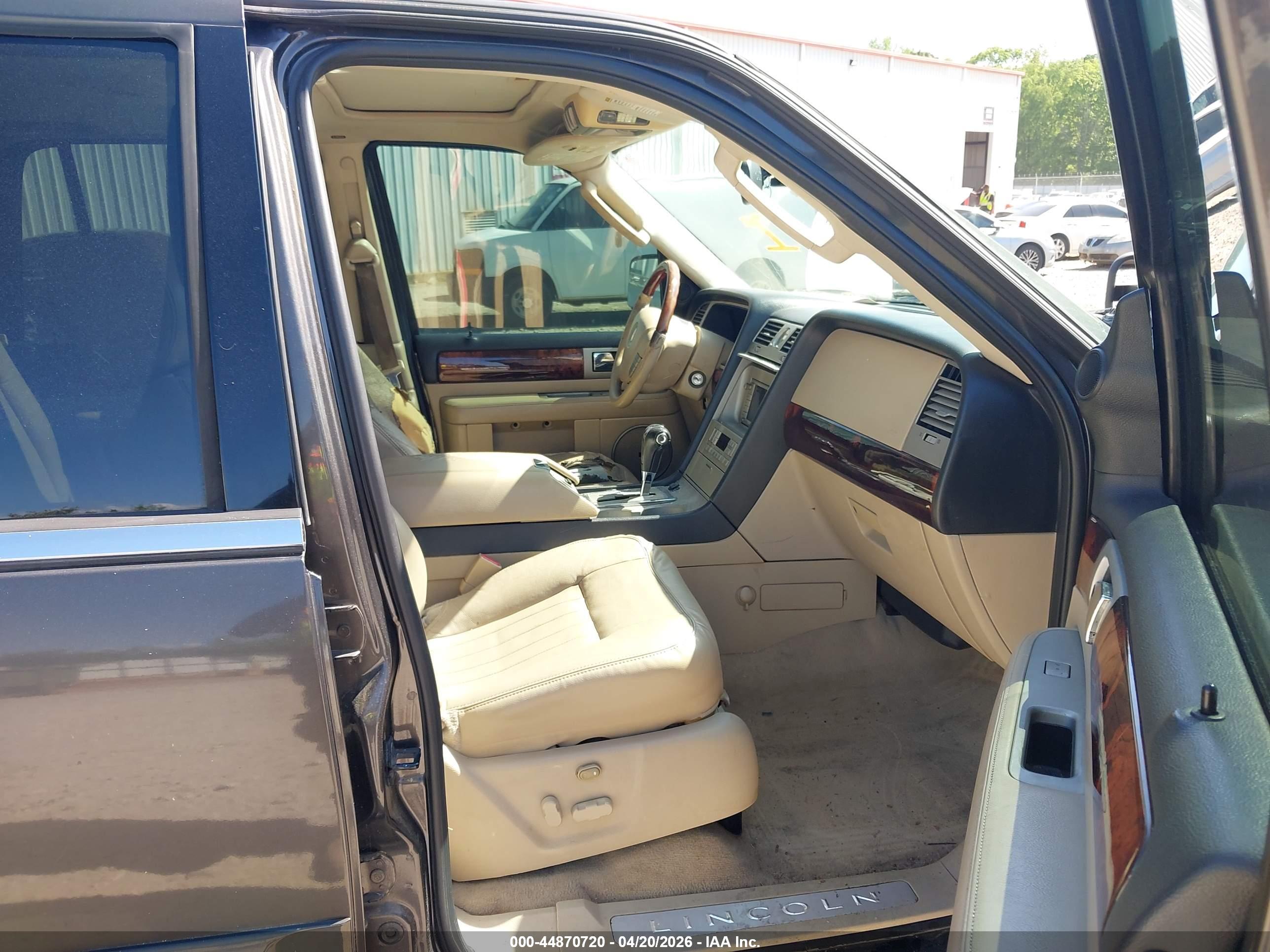 LINCOLN NAVIGATOR image 5
