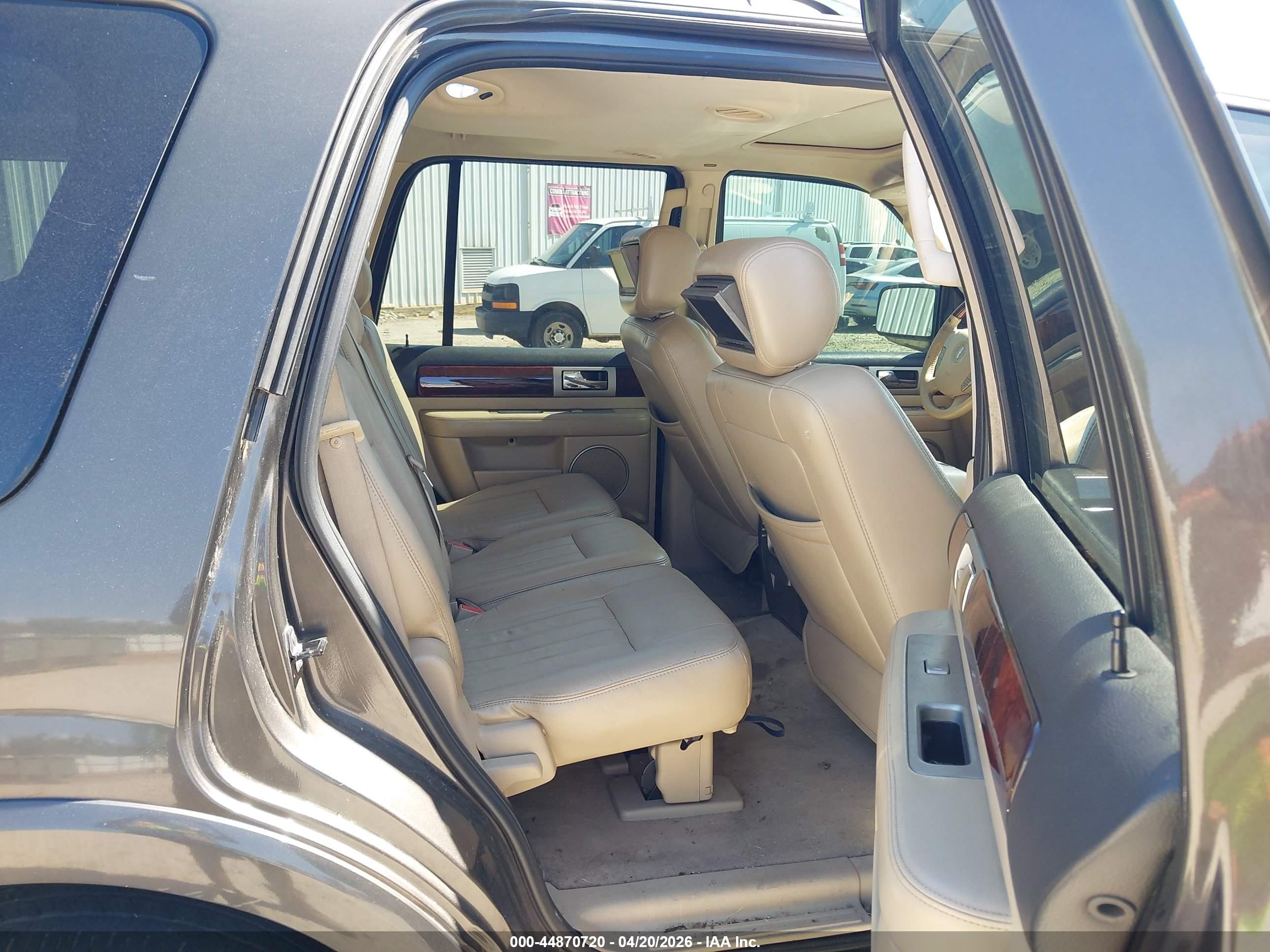 LINCOLN NAVIGATOR image 8