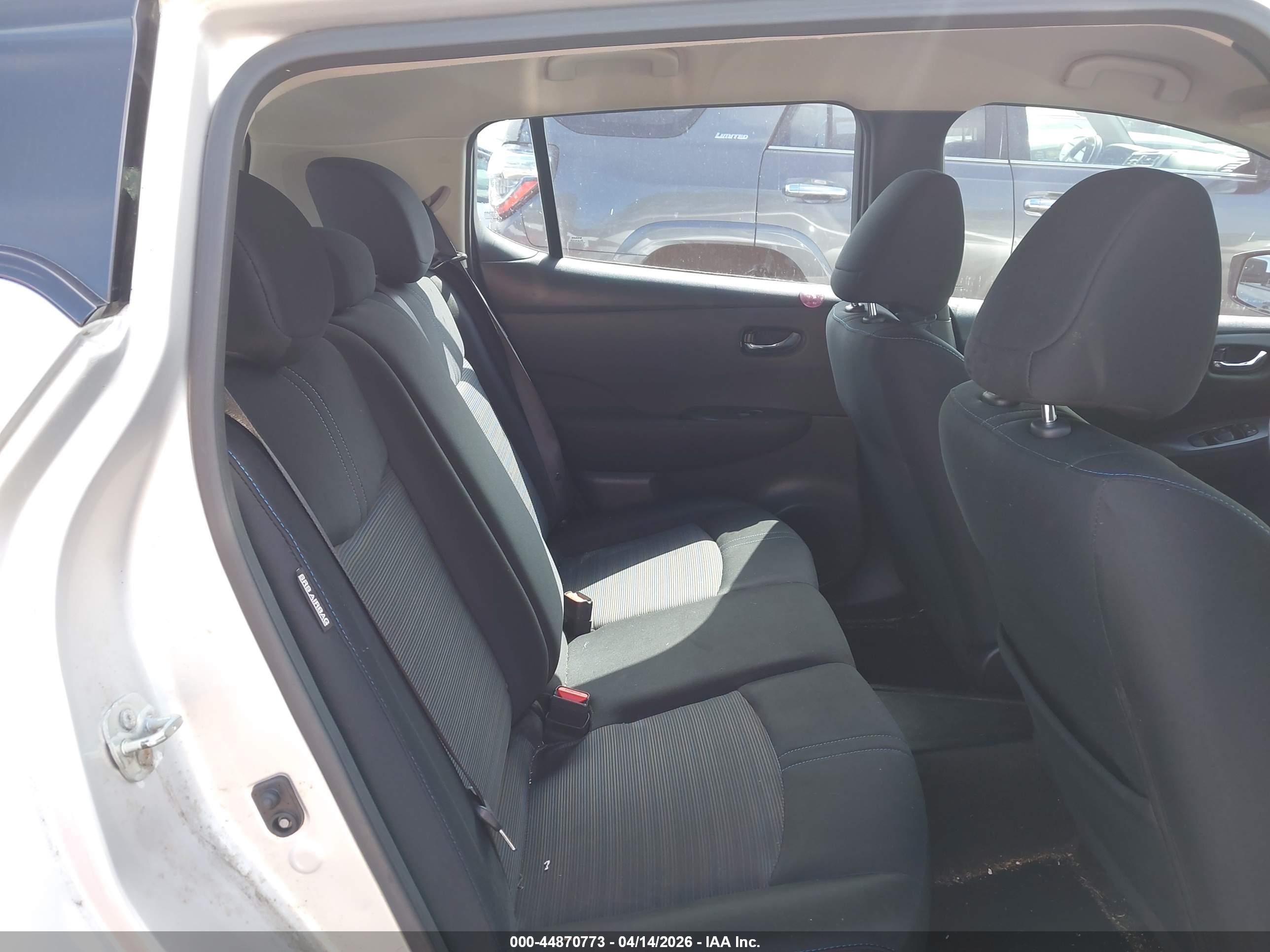 NISSAN LEAF image 8