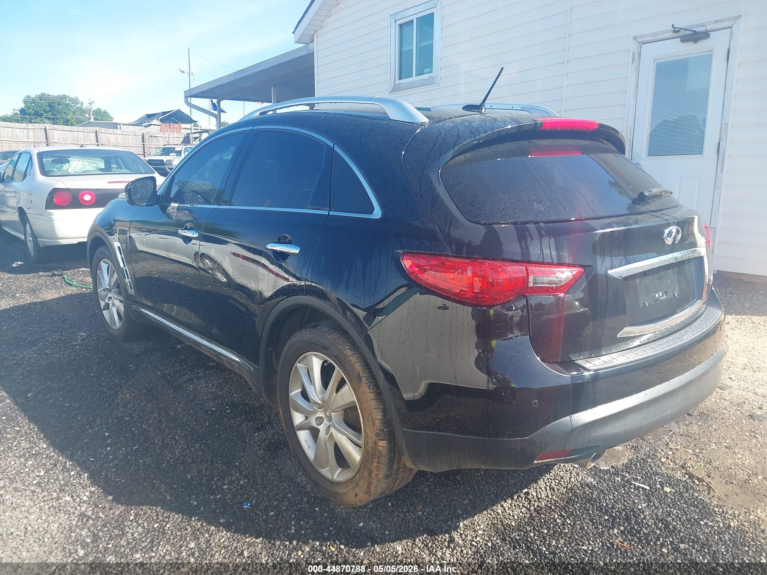 INFINITI QX70 image 3