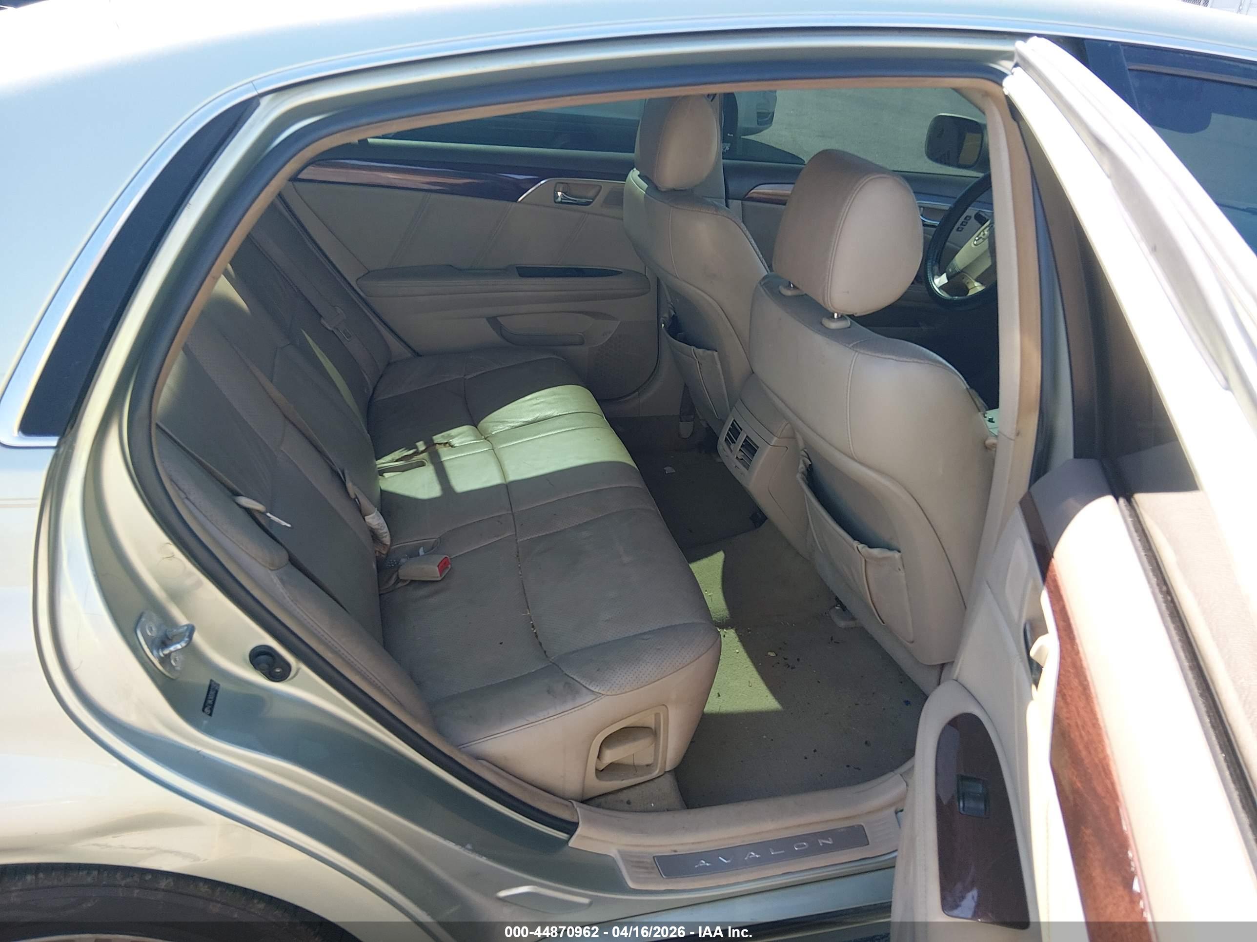 TOYOTA AVALON image 8