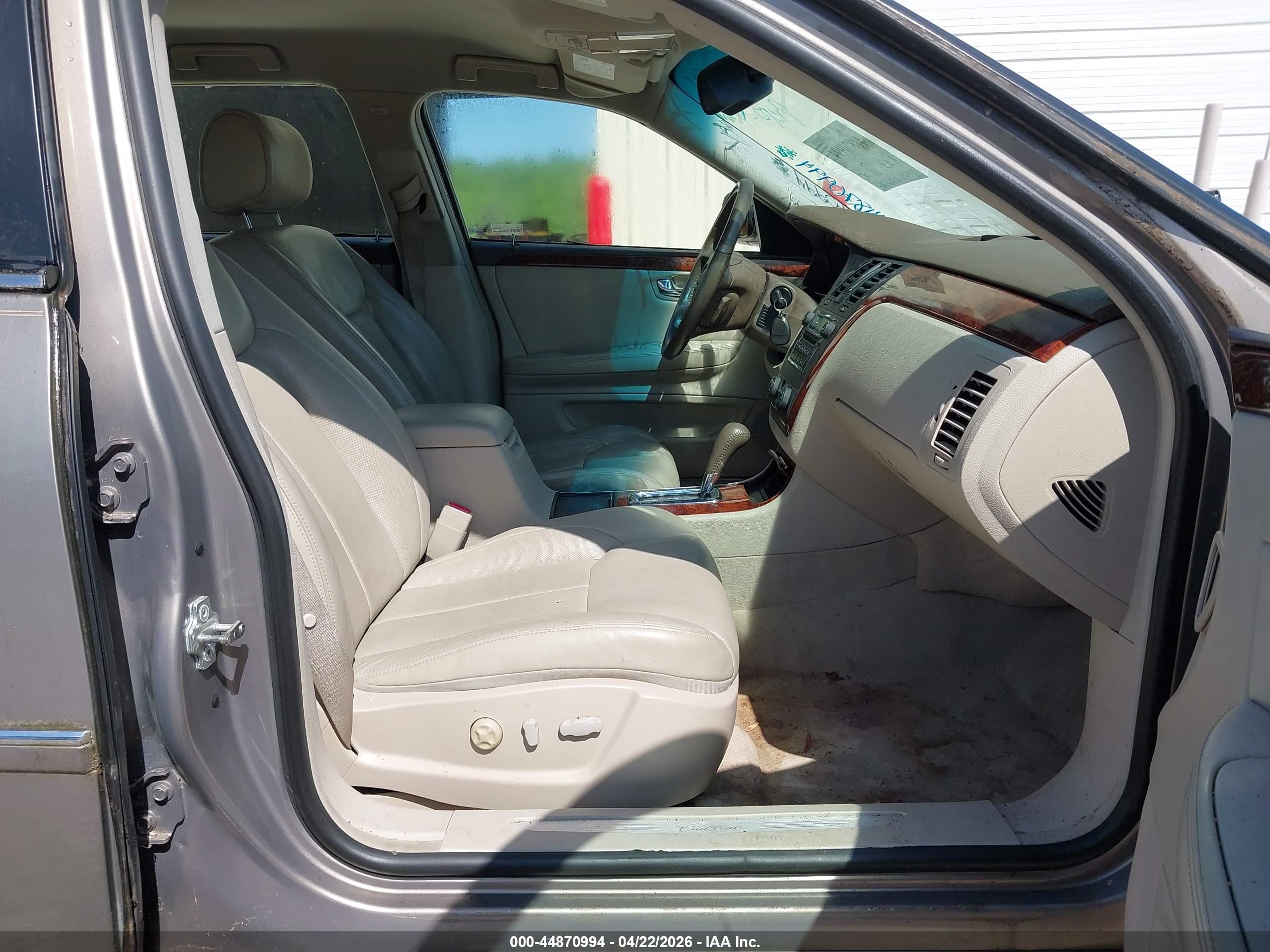 CADILLAC DTS image 5