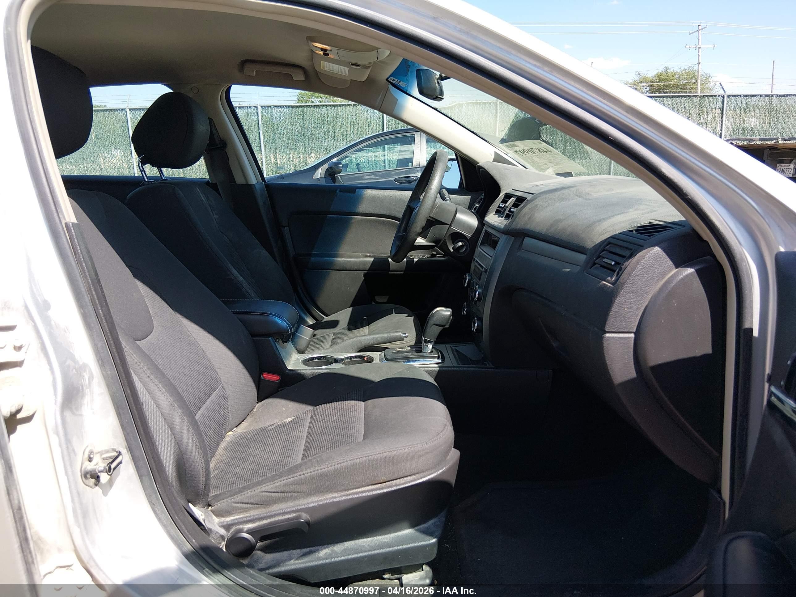 FORD FUSION image 5