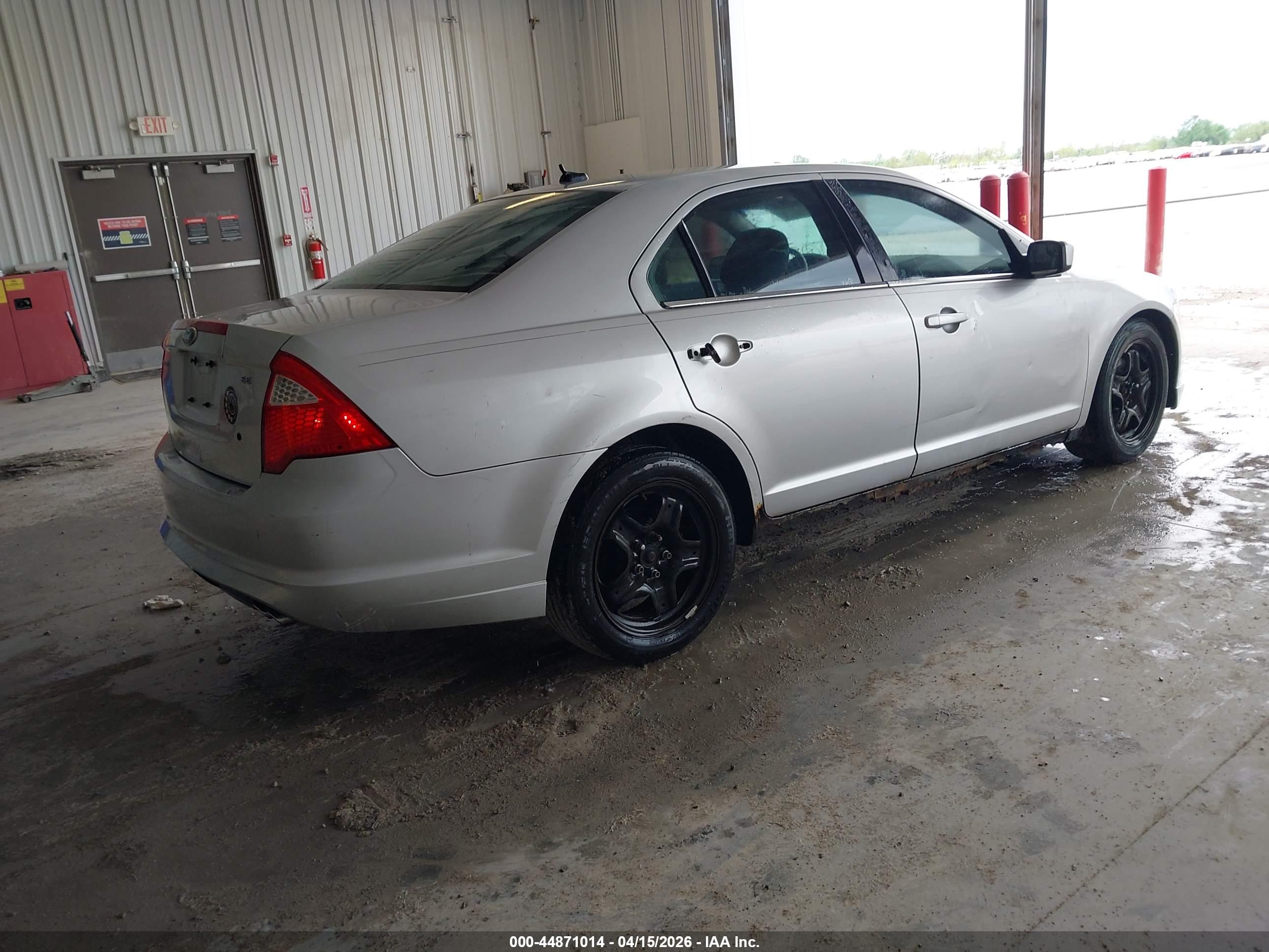 FORD FUSION image 4
