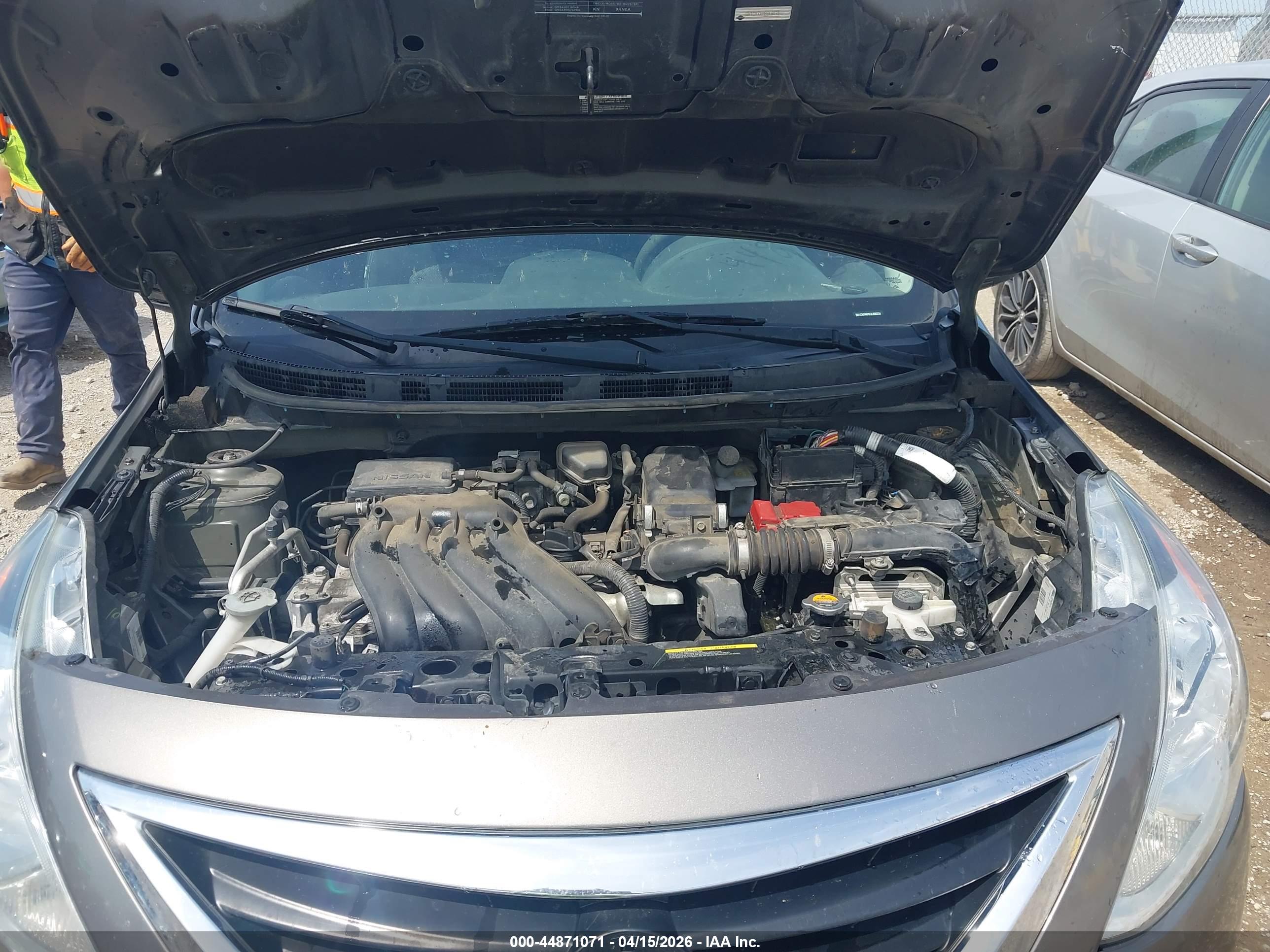 NISSAN VERSA image 10