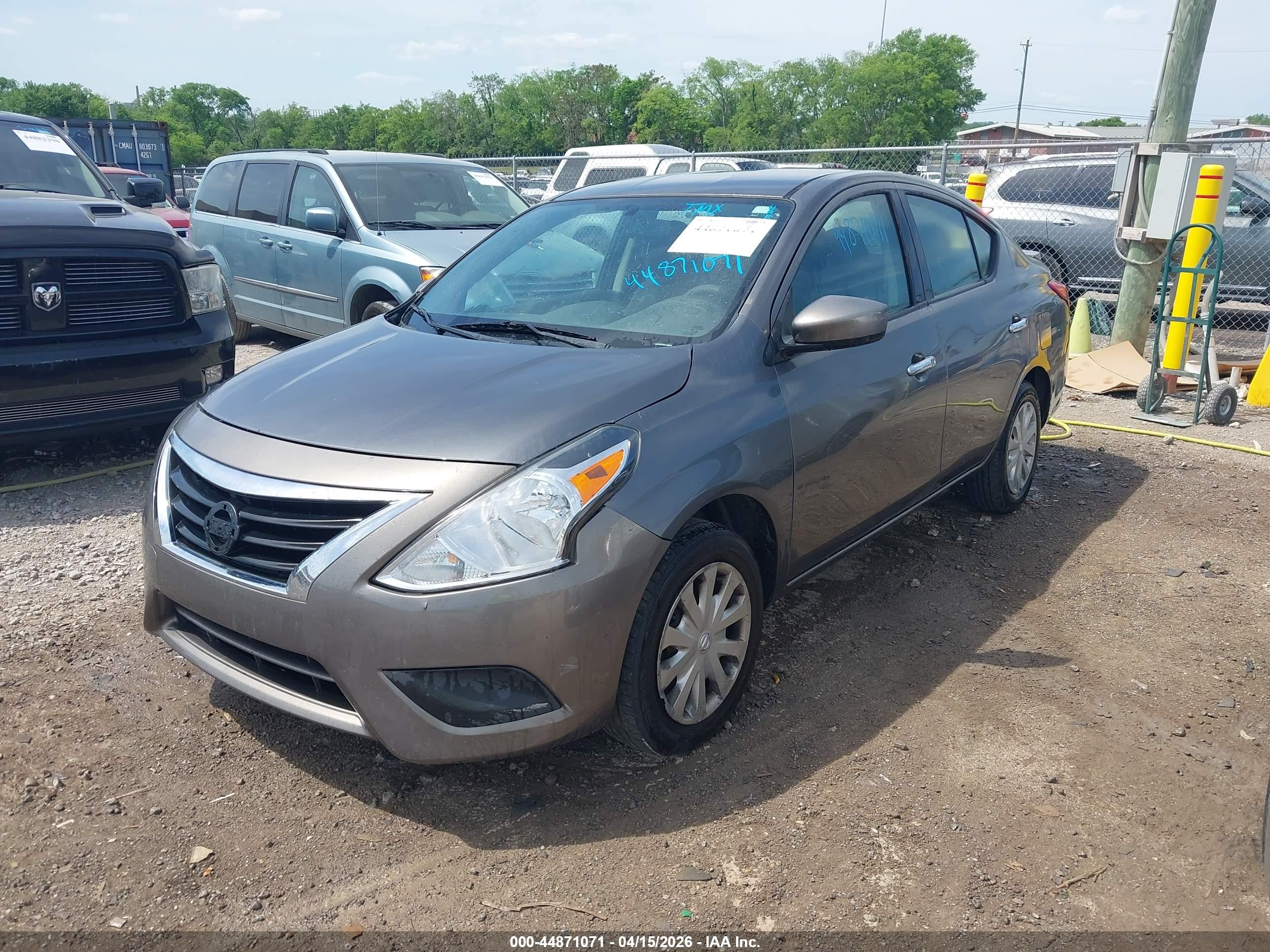 NISSAN VERSA image 2