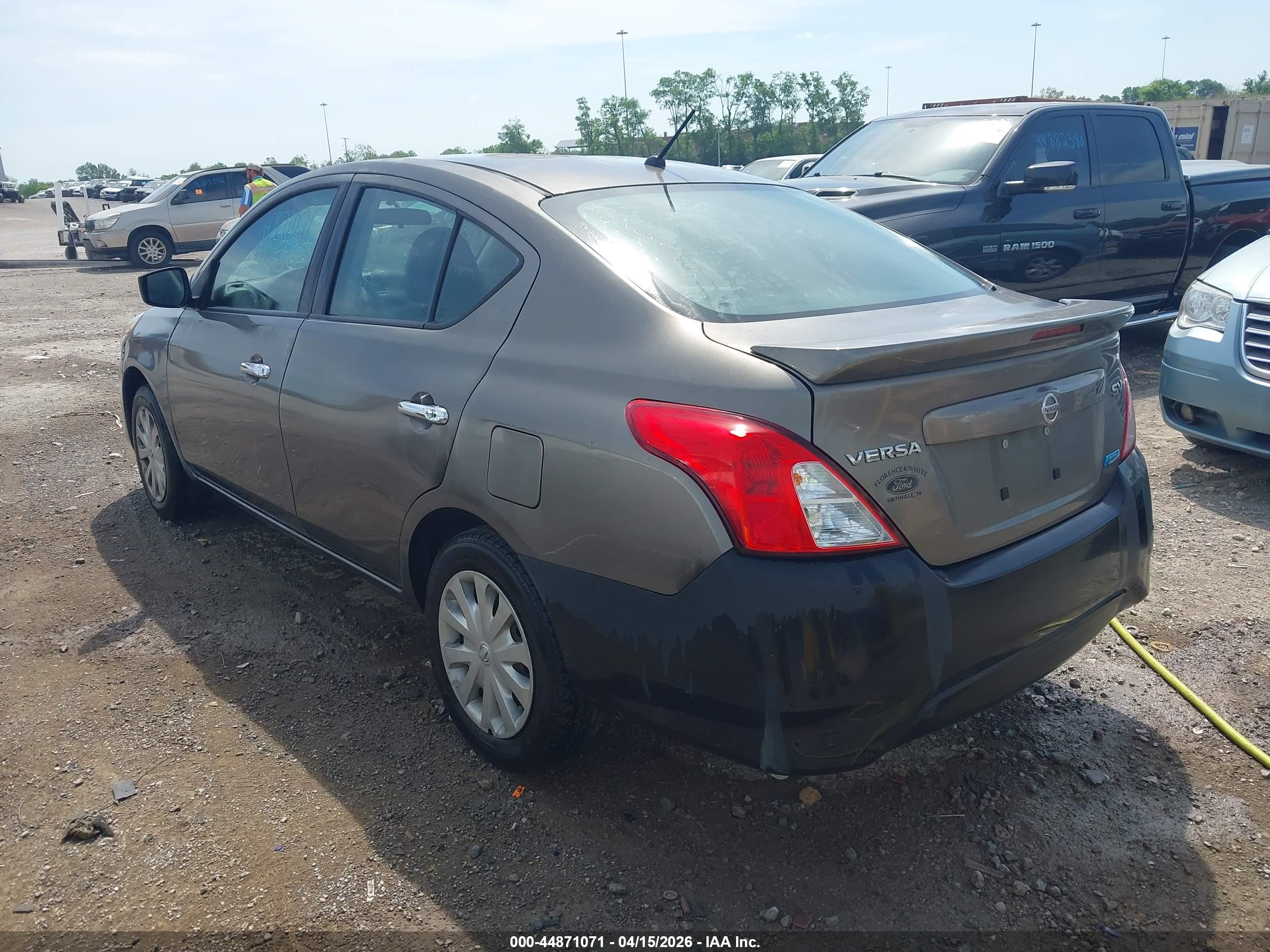 NISSAN VERSA image 3