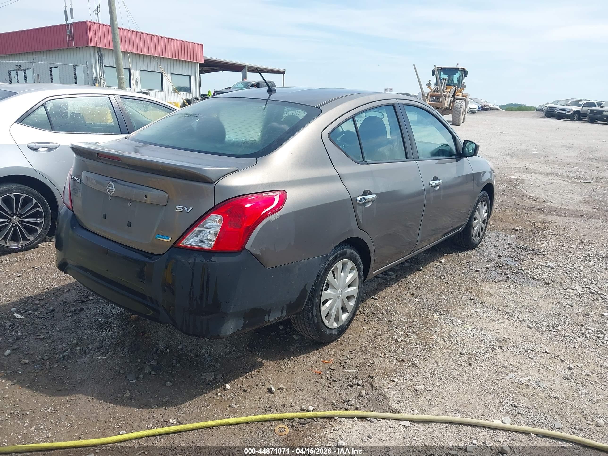 NISSAN VERSA image 4