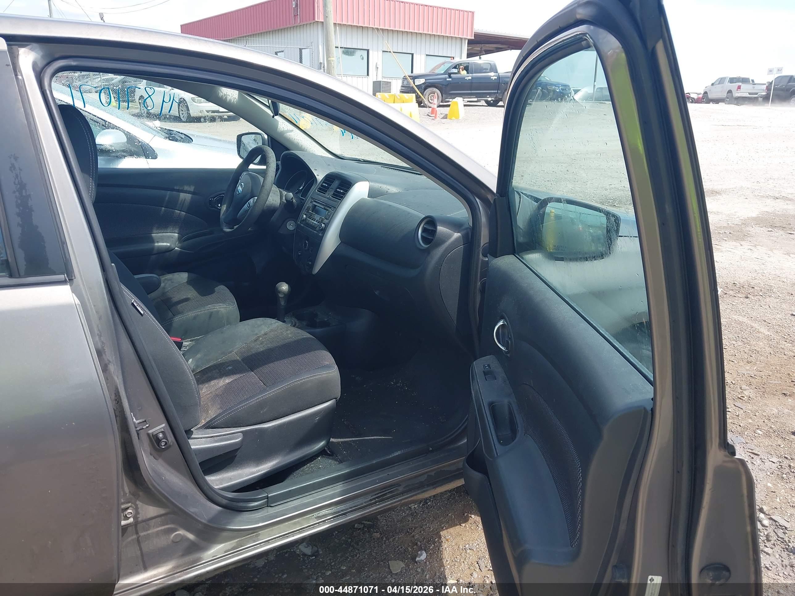 NISSAN VERSA image 5