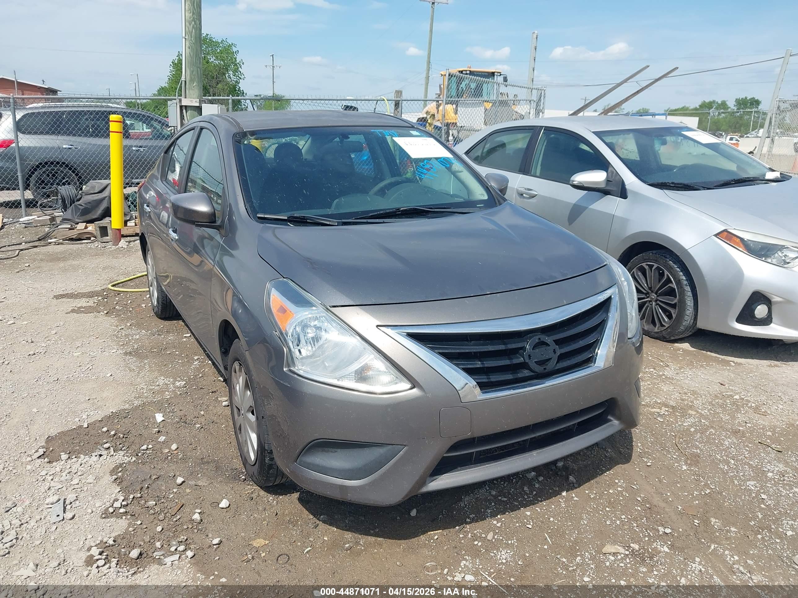NISSAN VERSA image 6