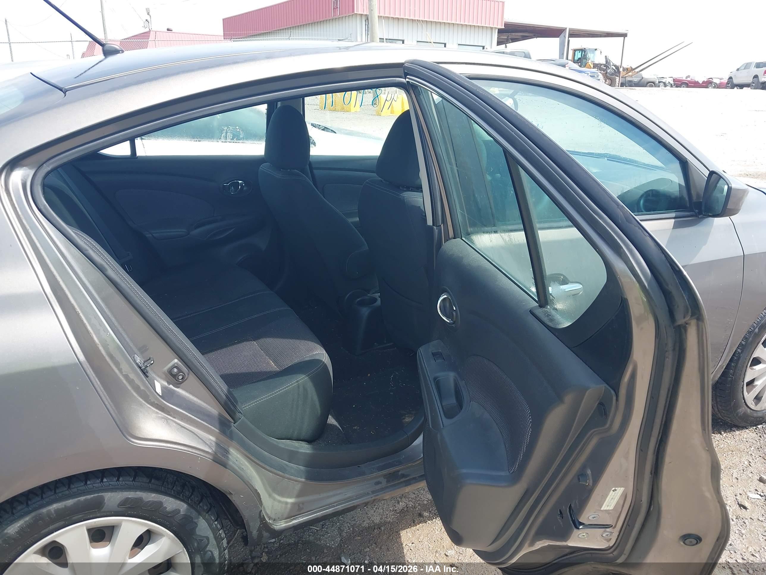 NISSAN VERSA image 8