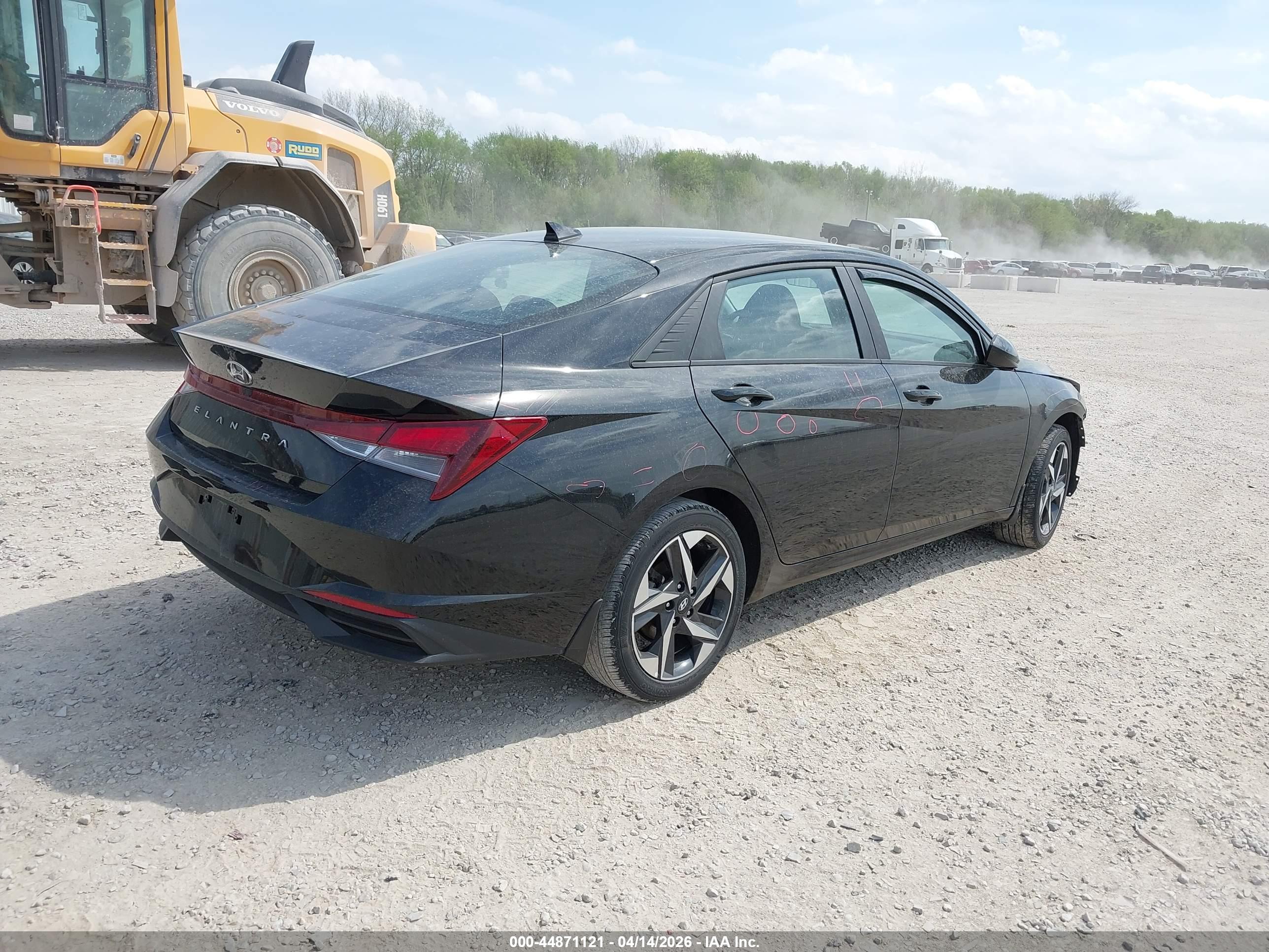 HYUNDAI ELANTRA image 4