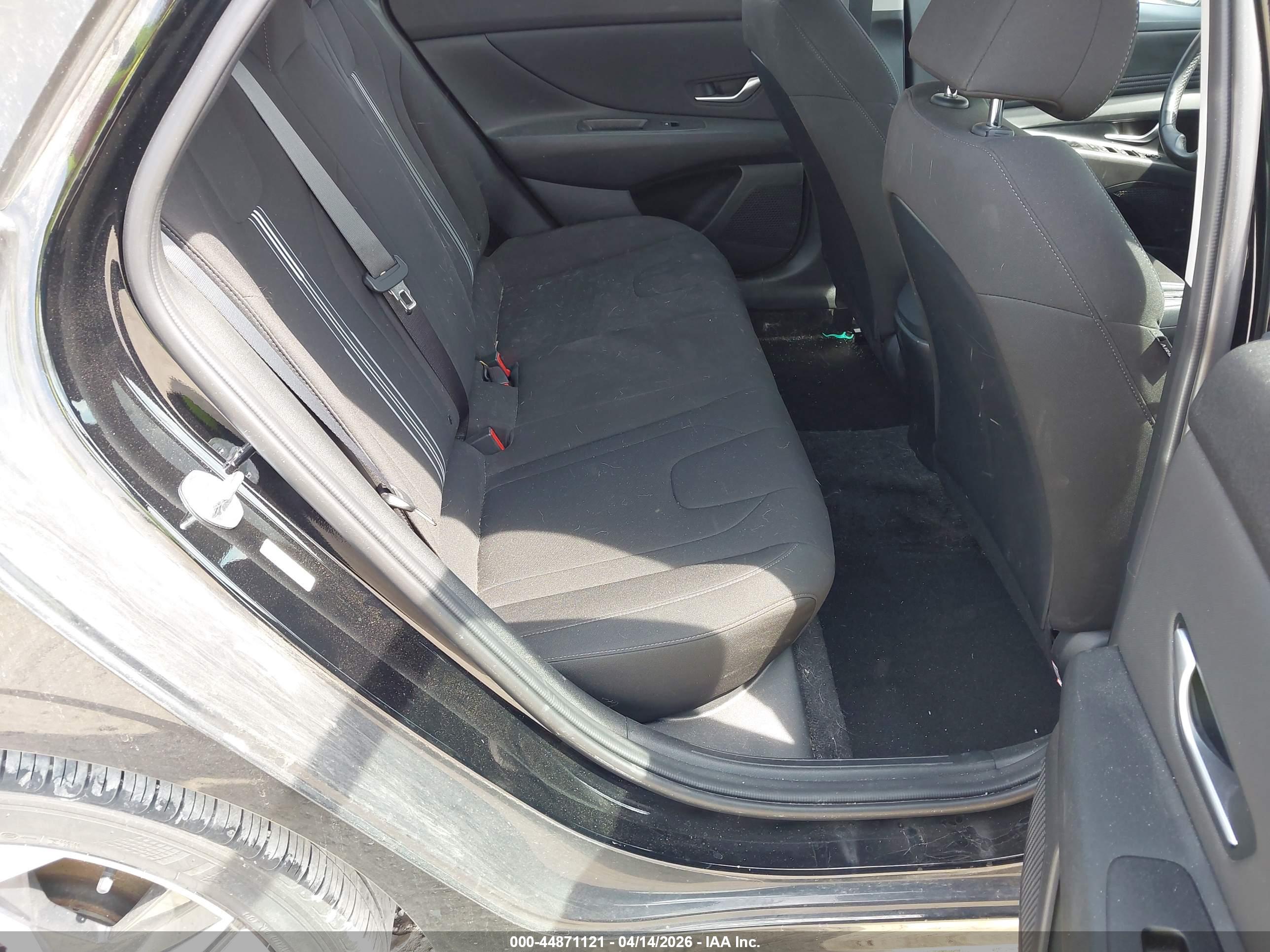 HYUNDAI ELANTRA image 8