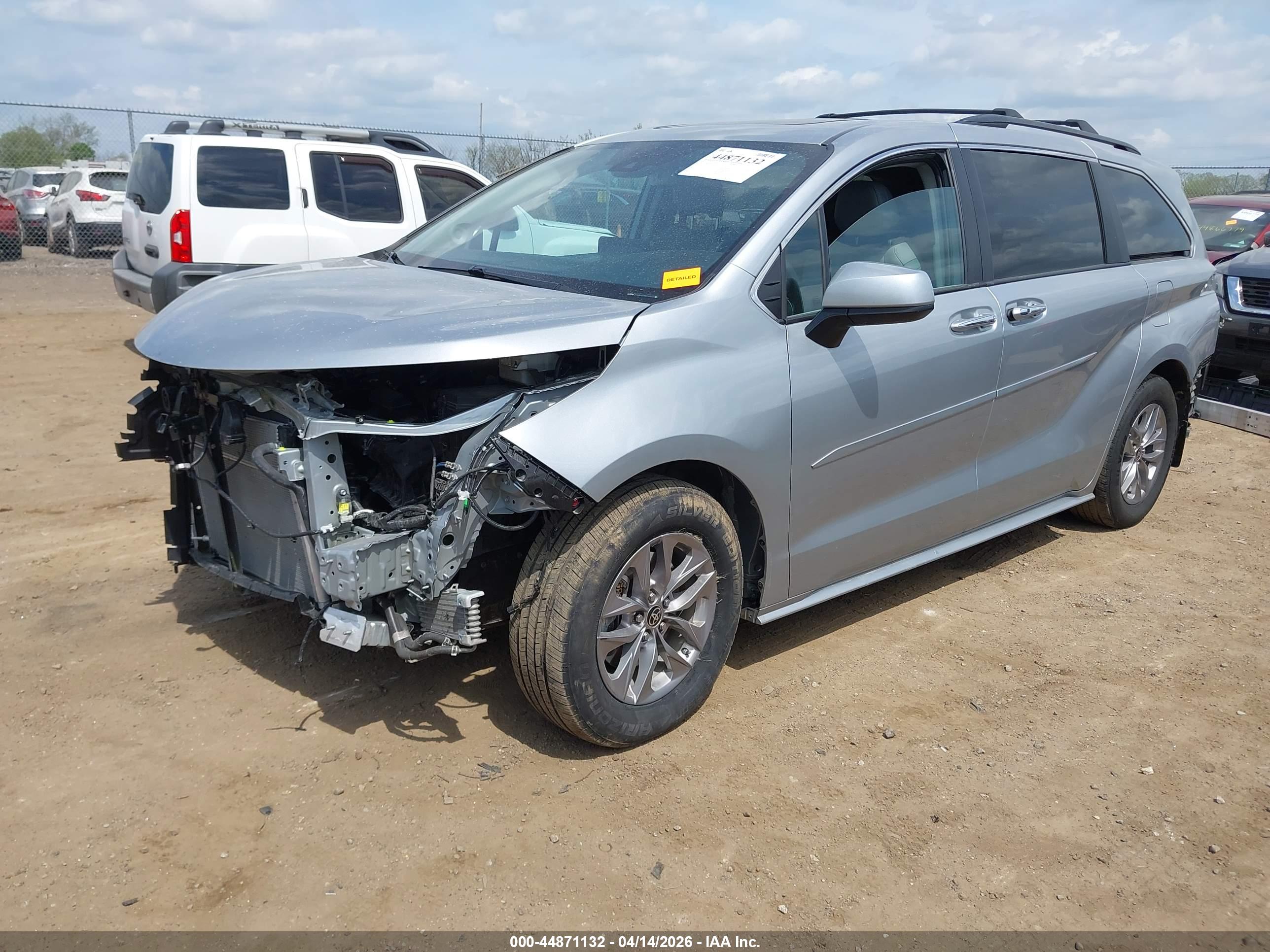 TOYOTA SIENNA image 2