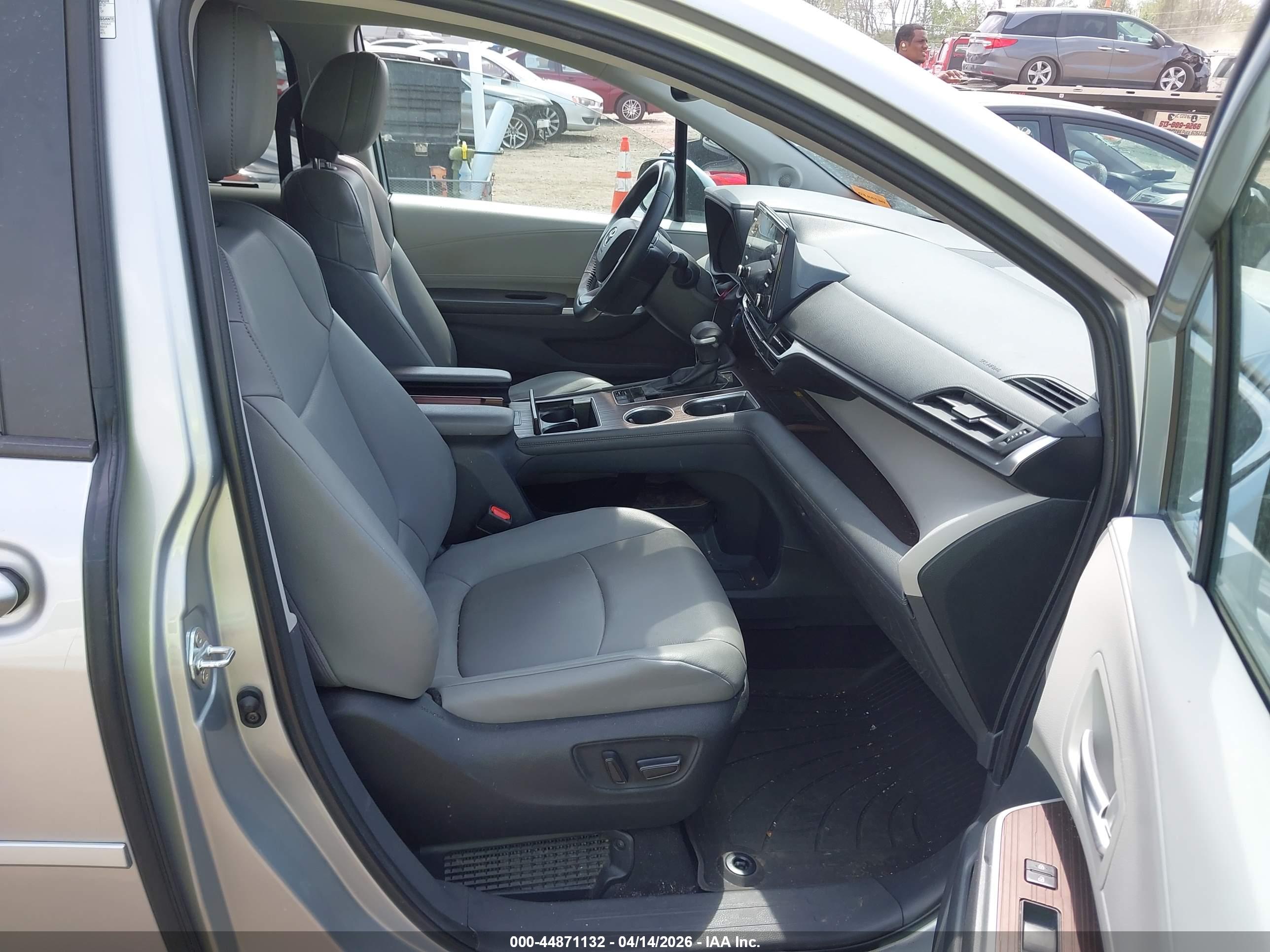 TOYOTA SIENNA image 5