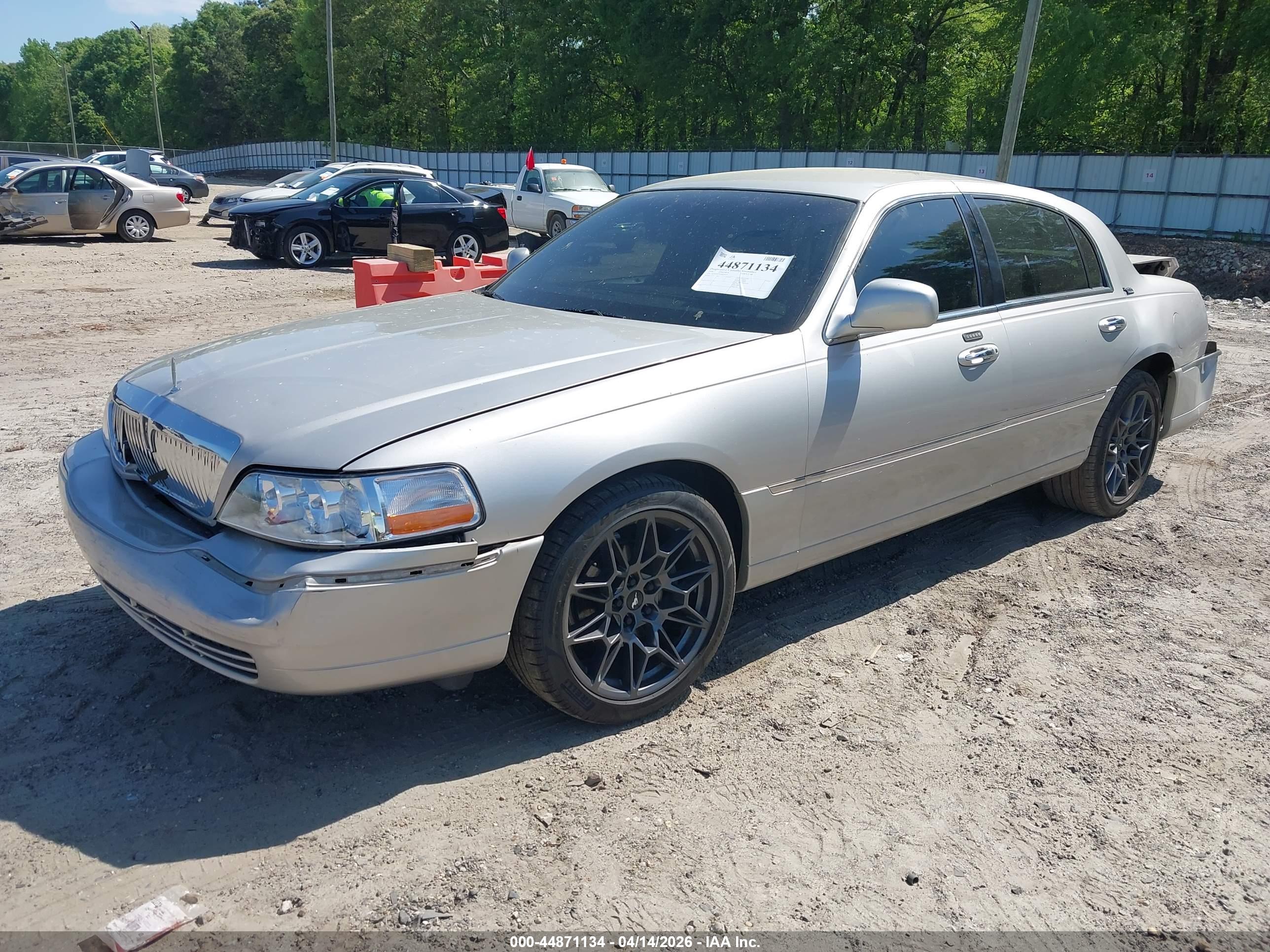 LINCOLN TOWN image 2