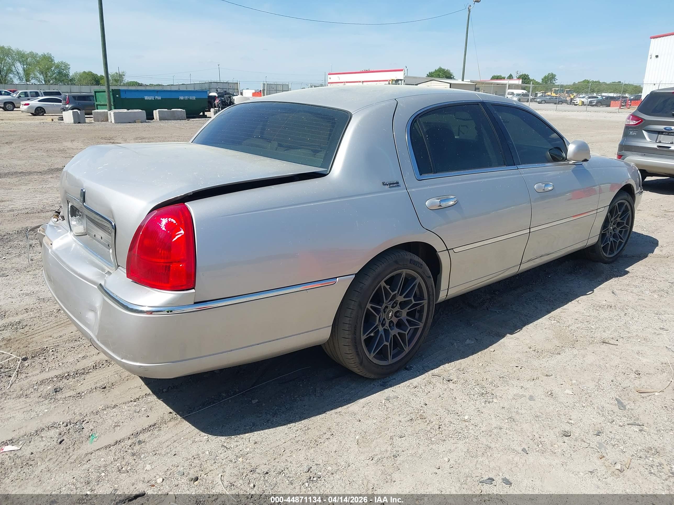 LINCOLN TOWN image 4