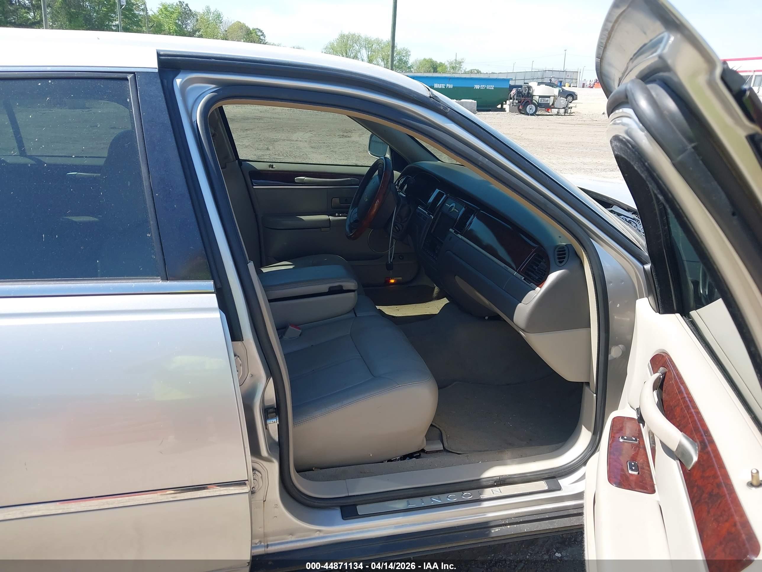LINCOLN TOWN image 5