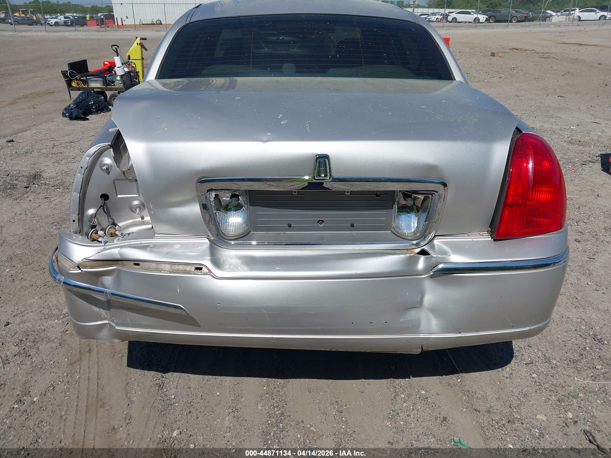 LINCOLN TOWN image 6