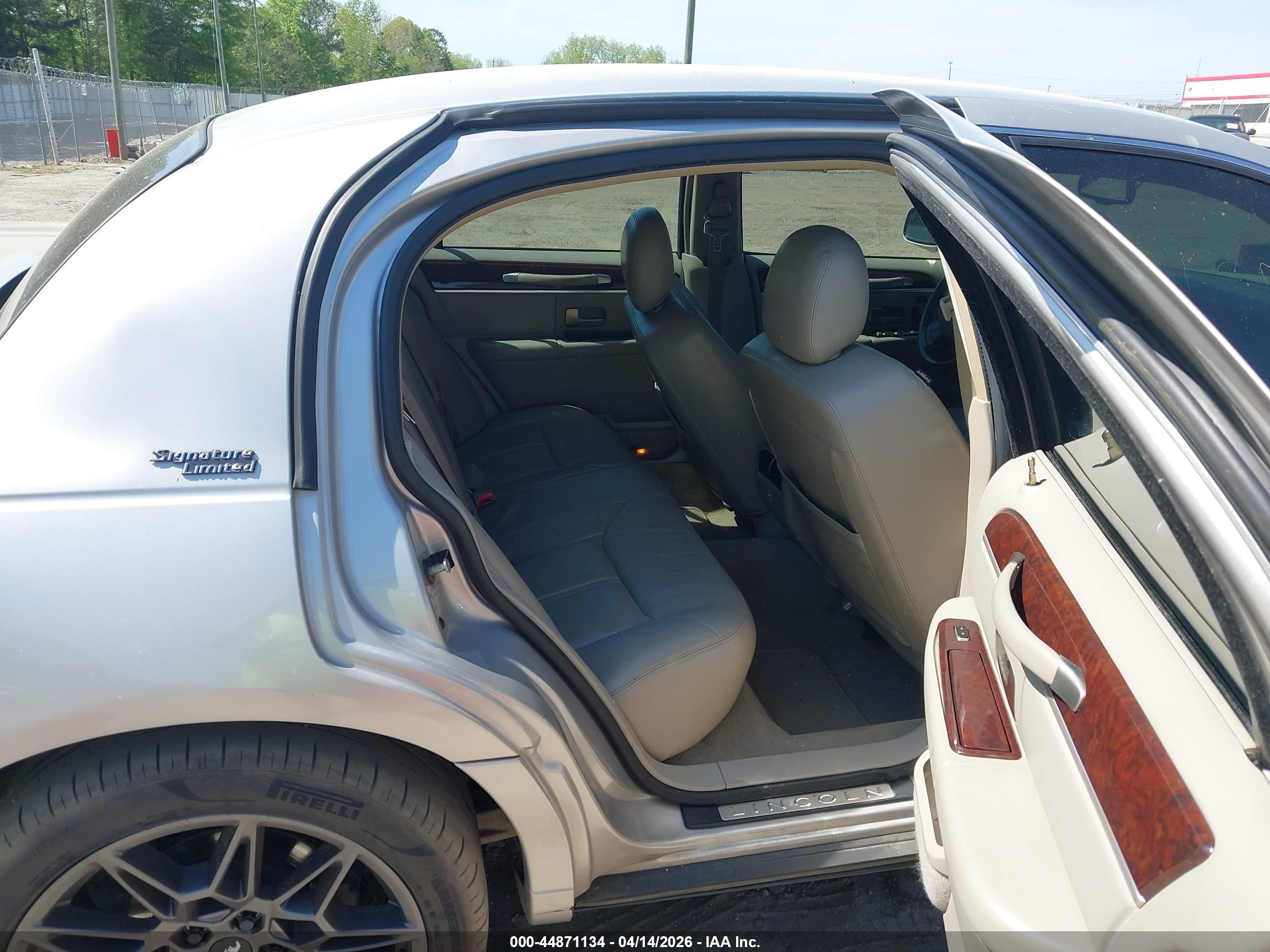 LINCOLN TOWN image 8