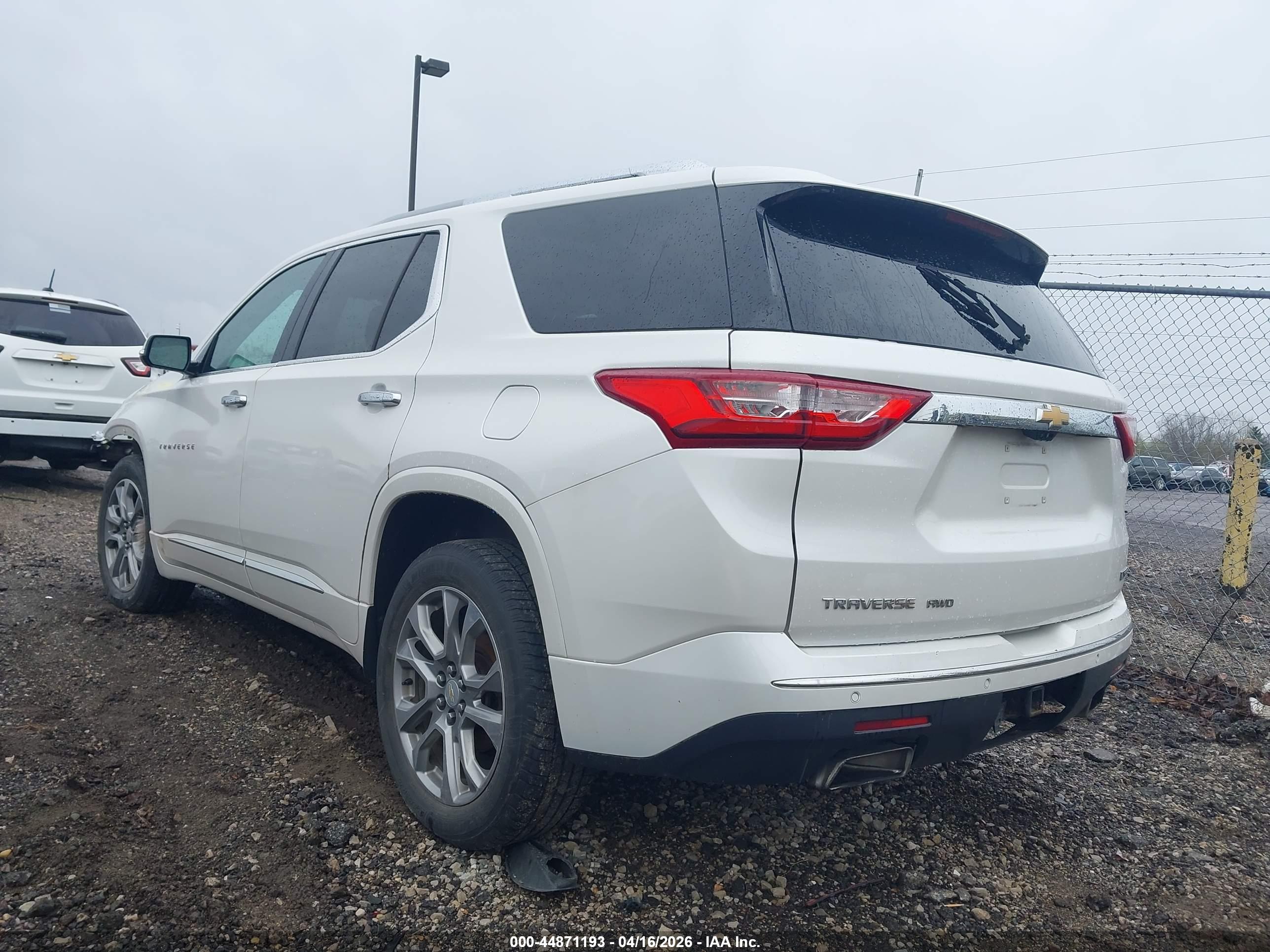 CHEVROLET TRAVERSE image 3