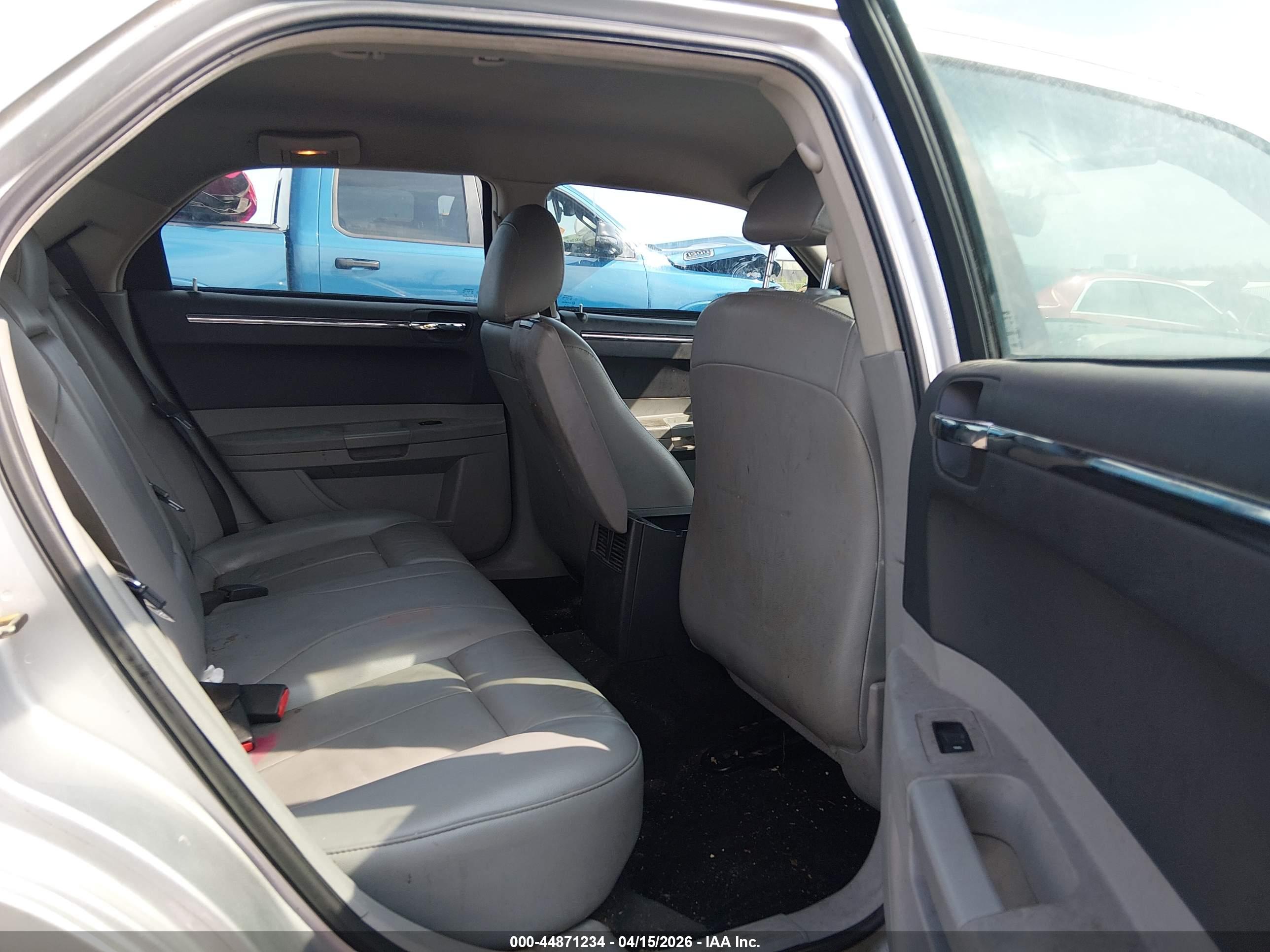 CHRYSLER 300 image 8