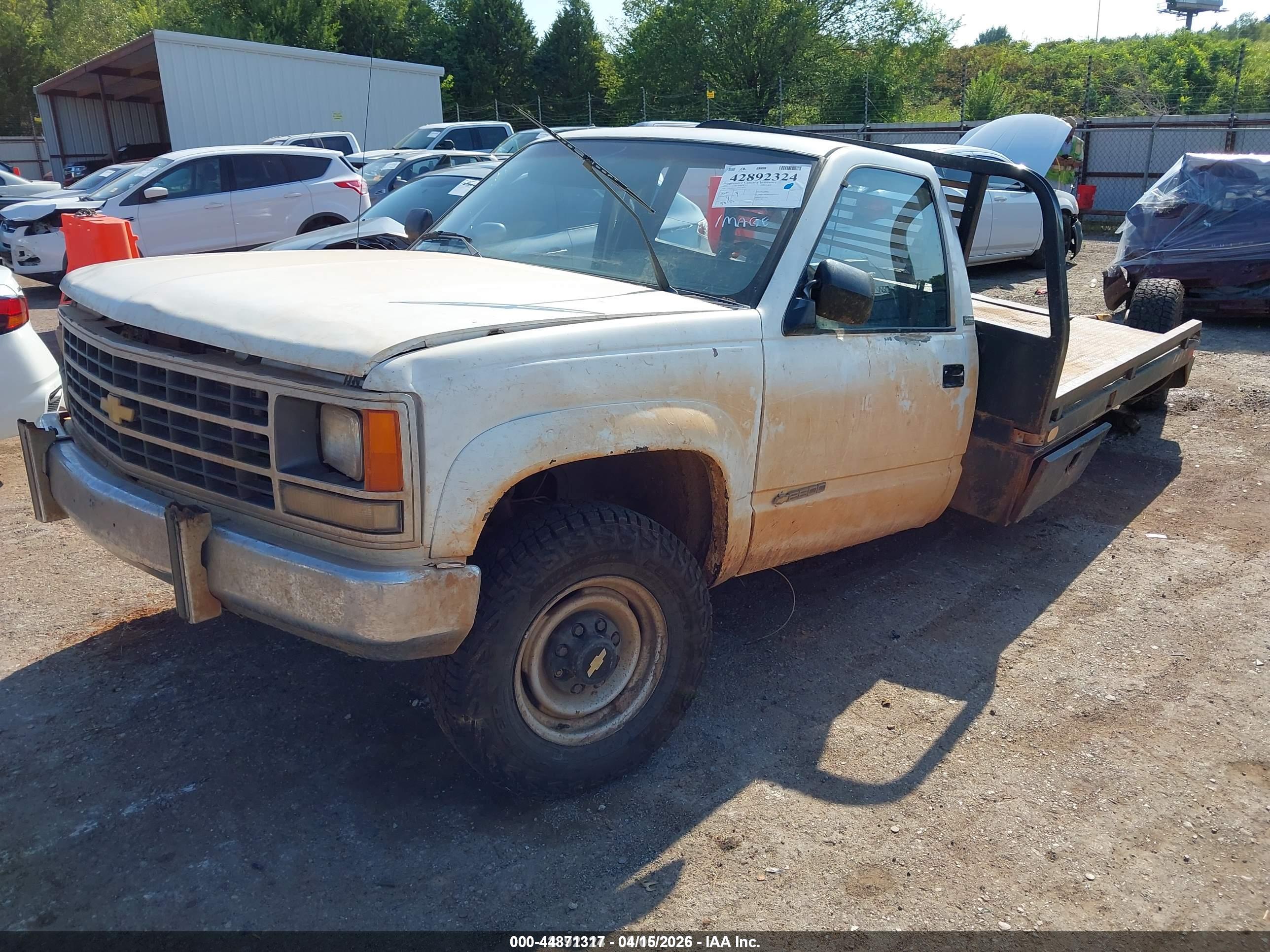 CHEVROLET GMT-400 image 2