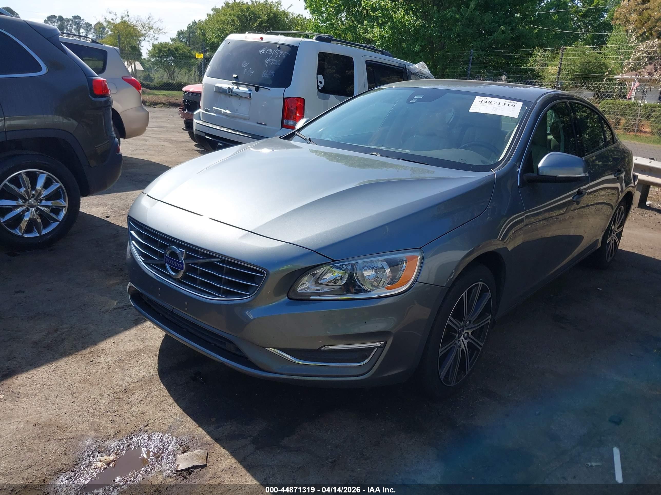 VOLVO S60 image 2