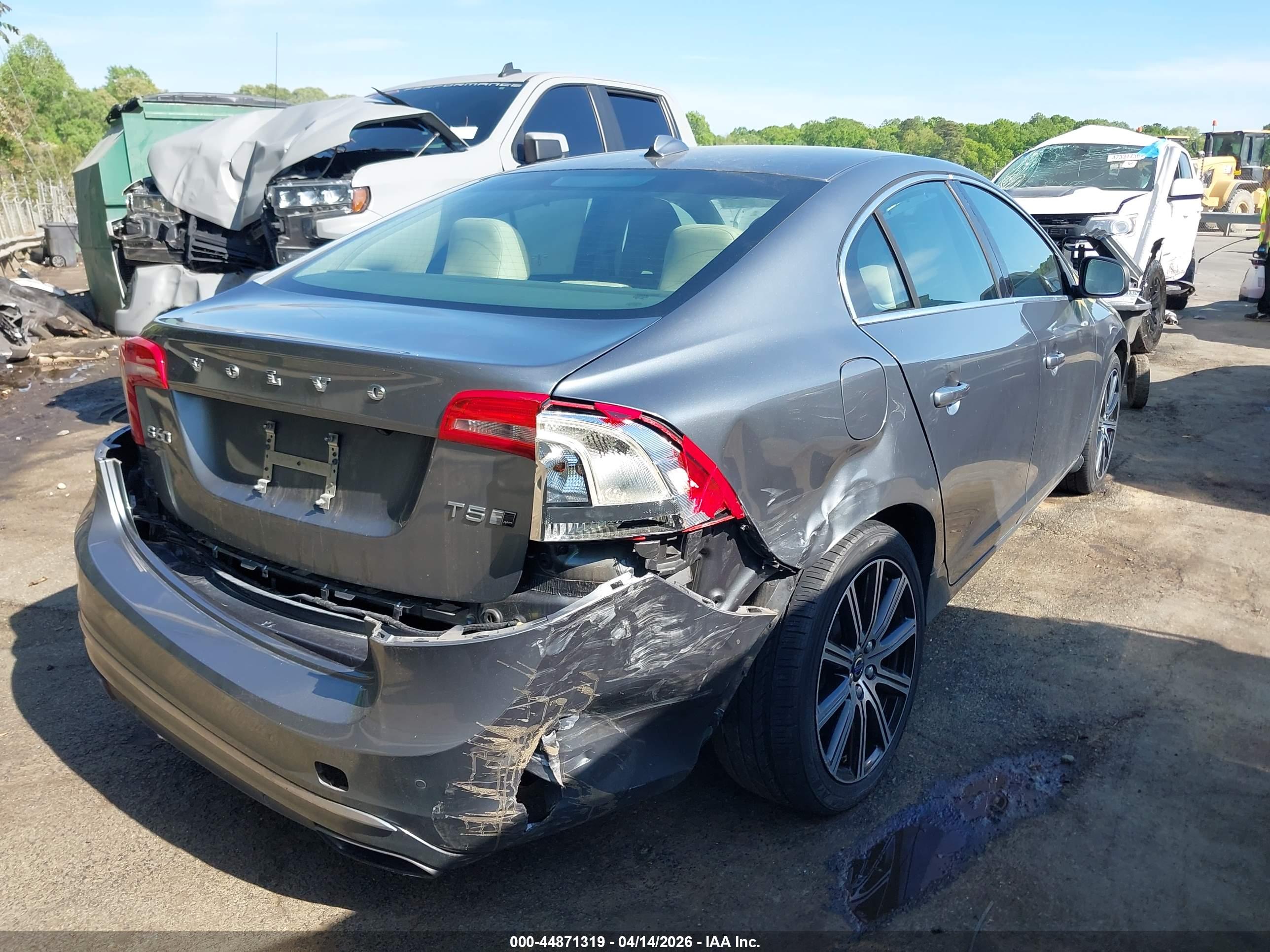 VOLVO S60 image 4