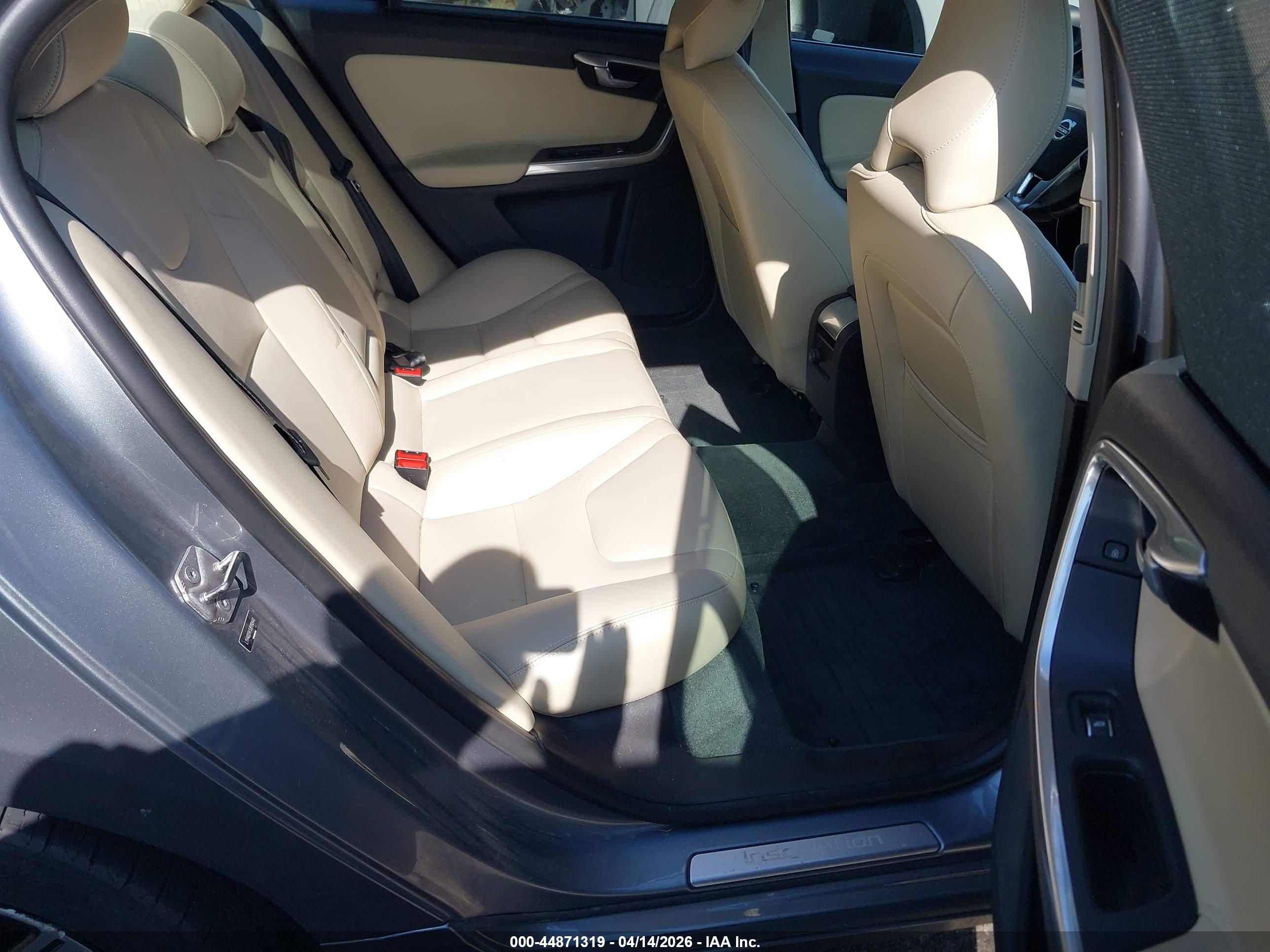 VOLVO S60 image 8