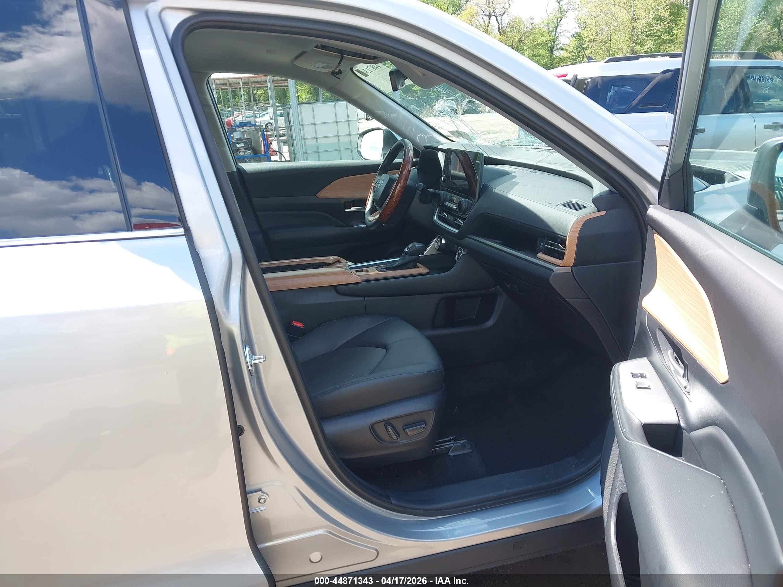 TOYOTA GRAND image 5