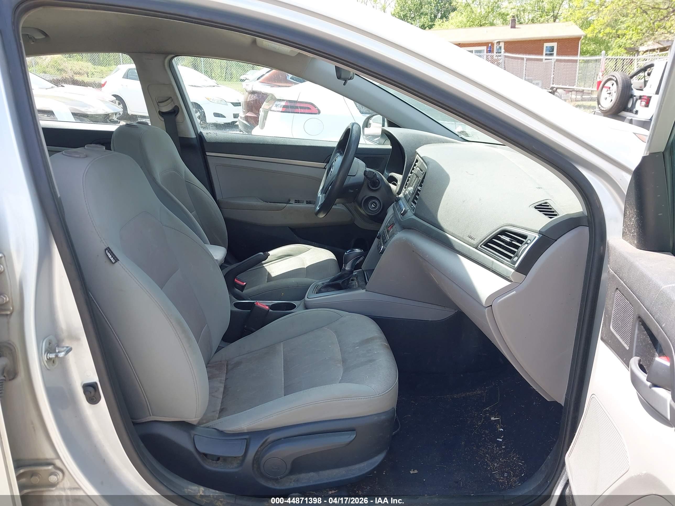 HYUNDAI ELANTRA image 5