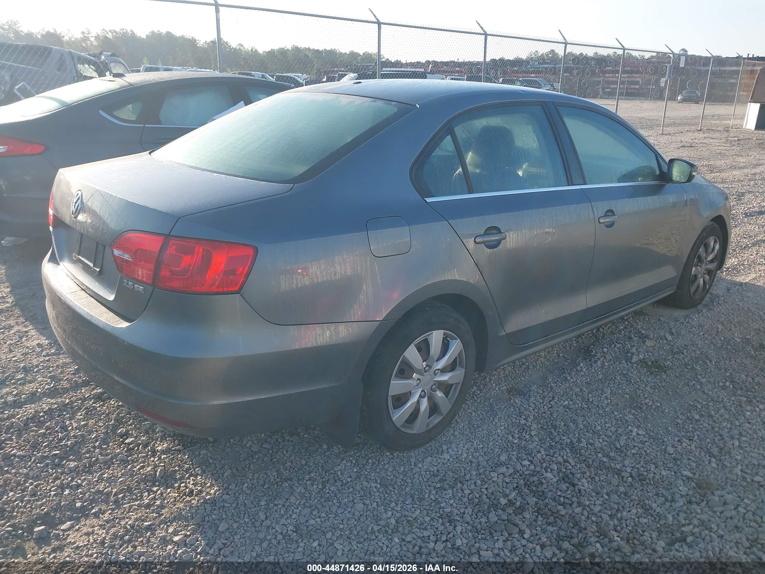 VOLKSWAGEN JETTA image 4