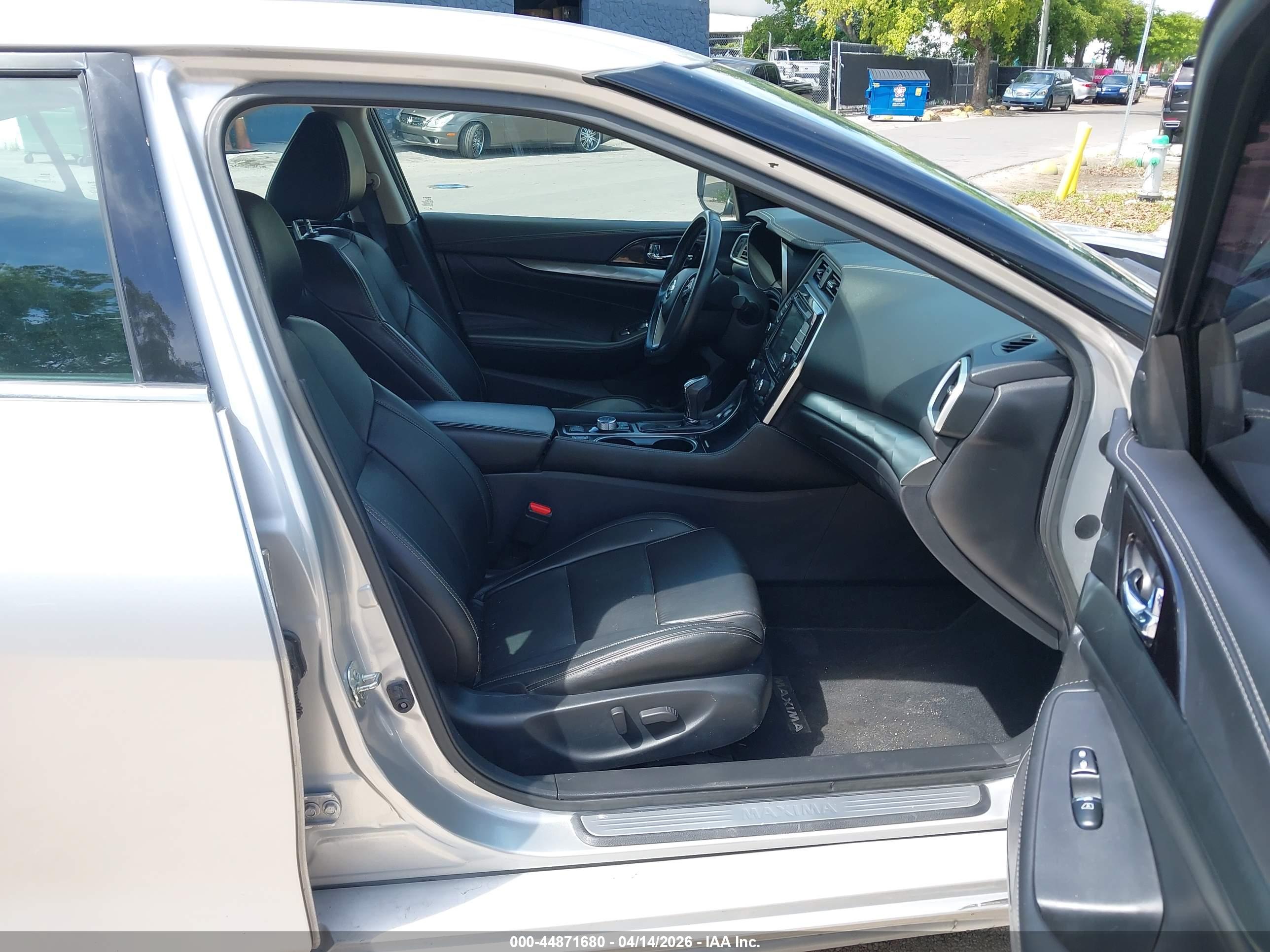 NISSAN MAXIMA image 5