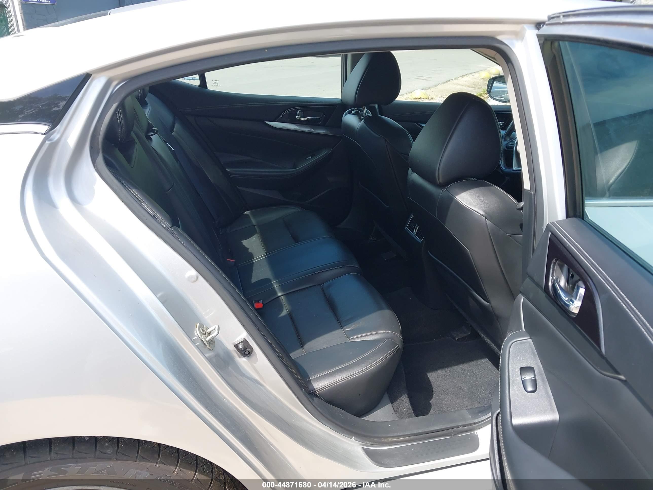 NISSAN MAXIMA image 8