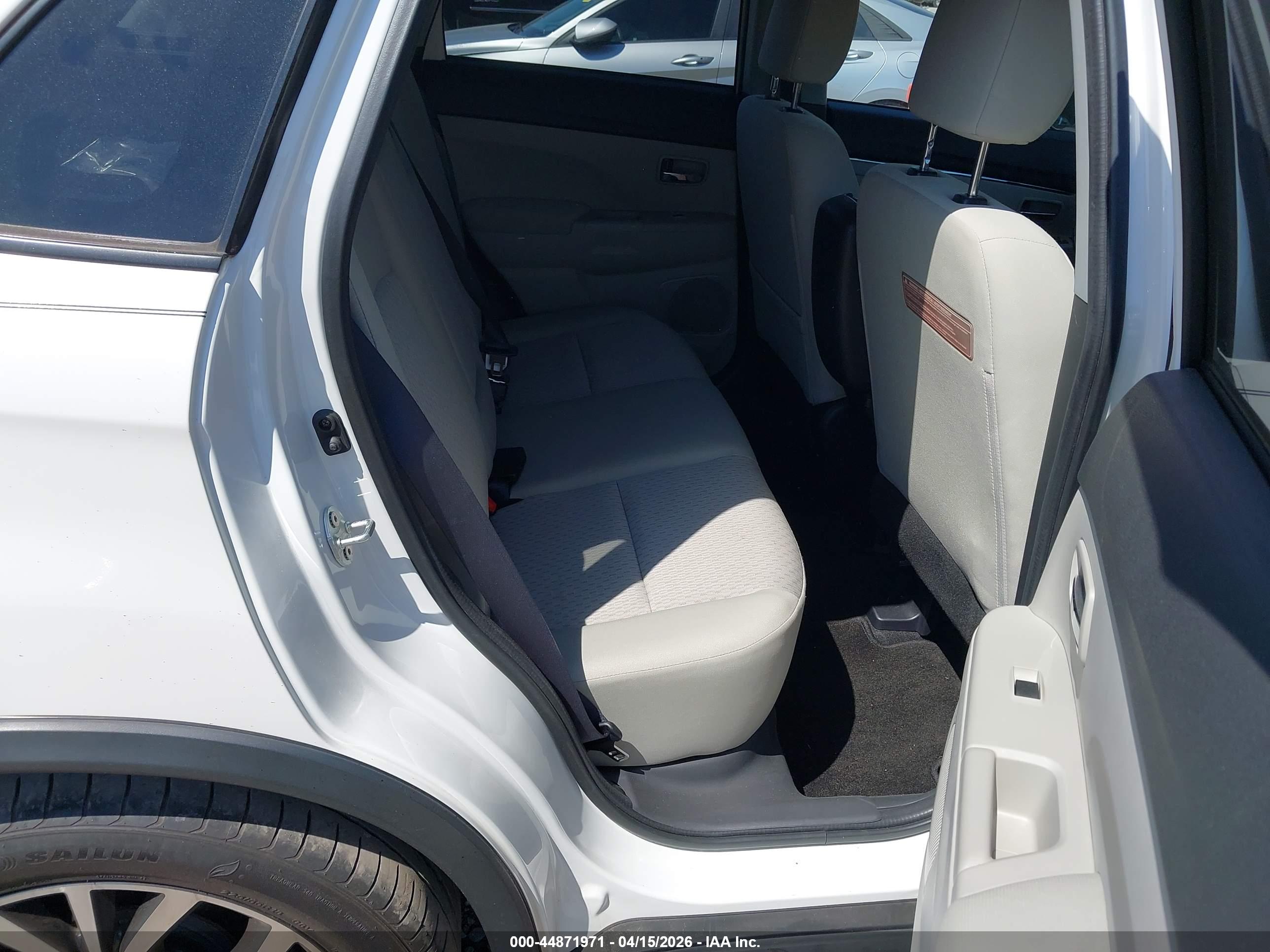 MITSUBISHI OUTLANDER image 8