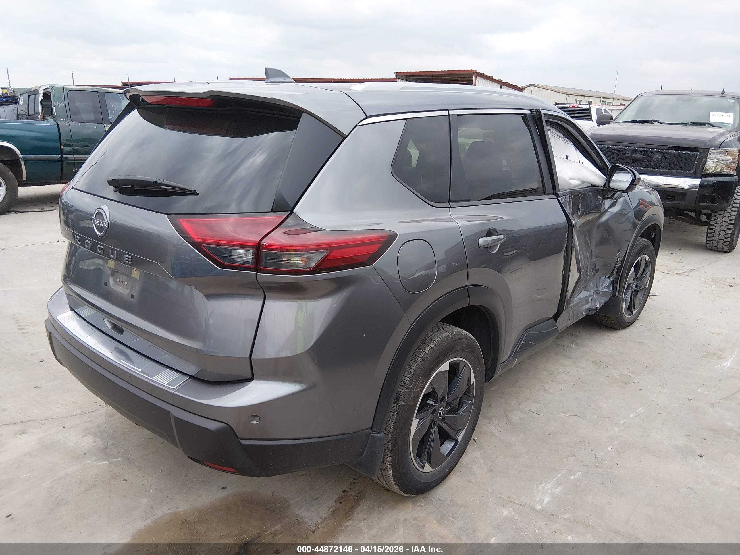 NISSAN ROGUE image 4