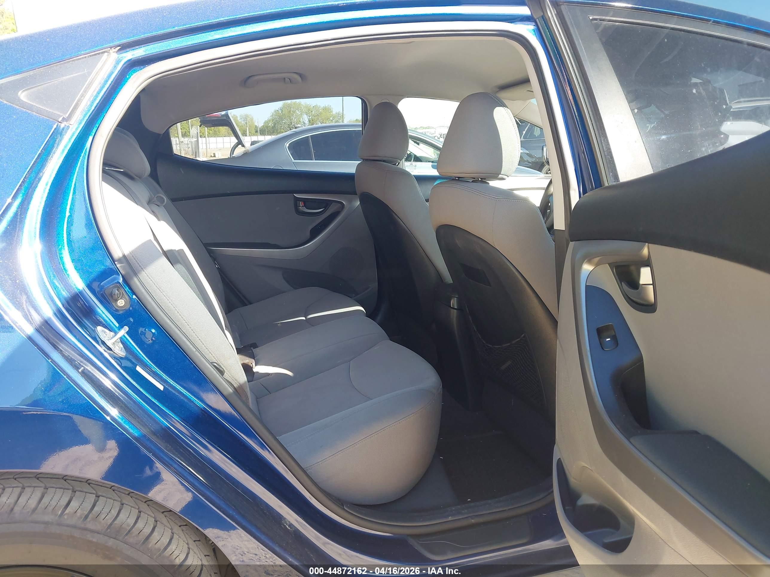 HYUNDAI ELANTRA image 8