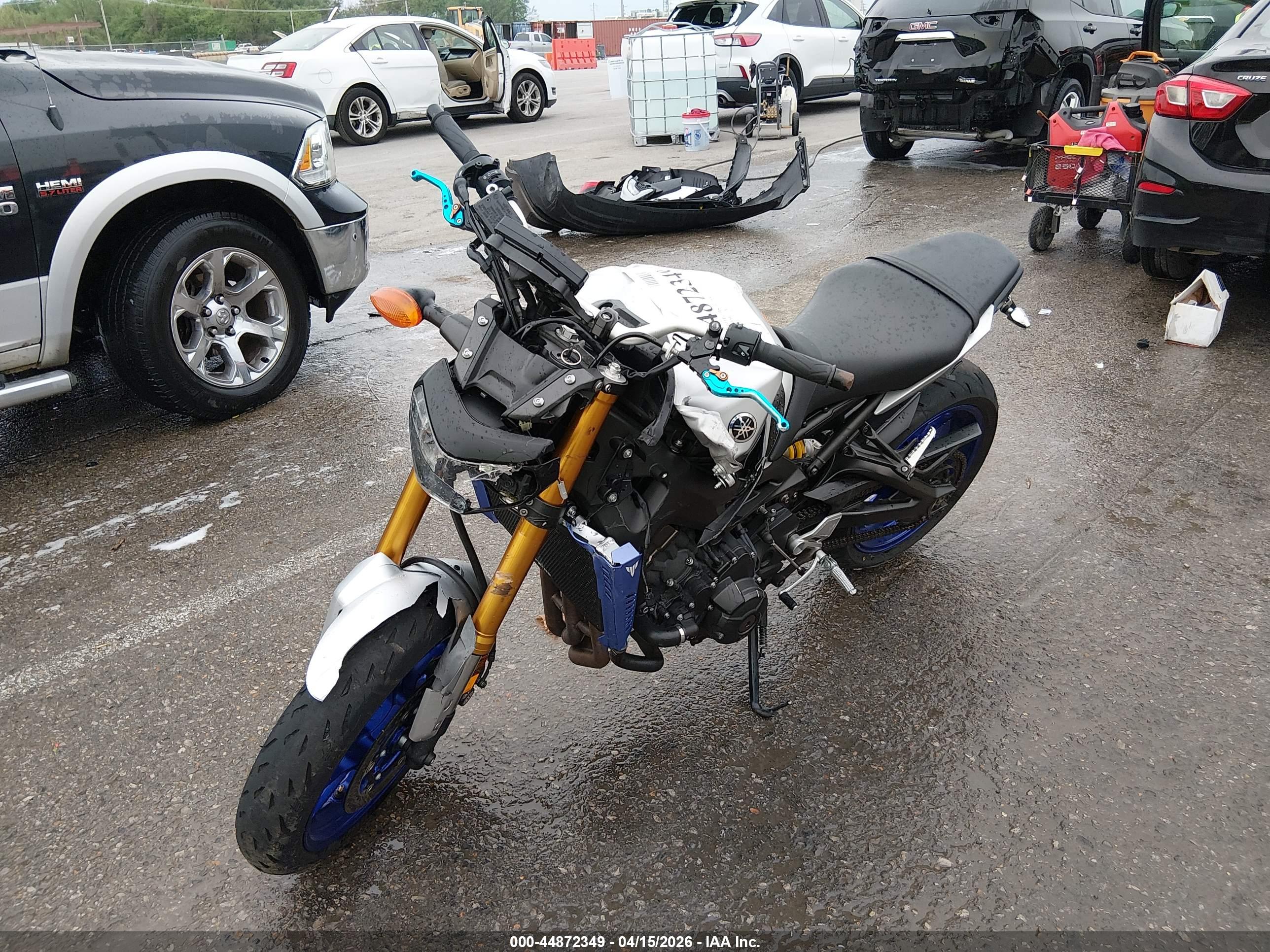 YAMAHA FZ09 image 2