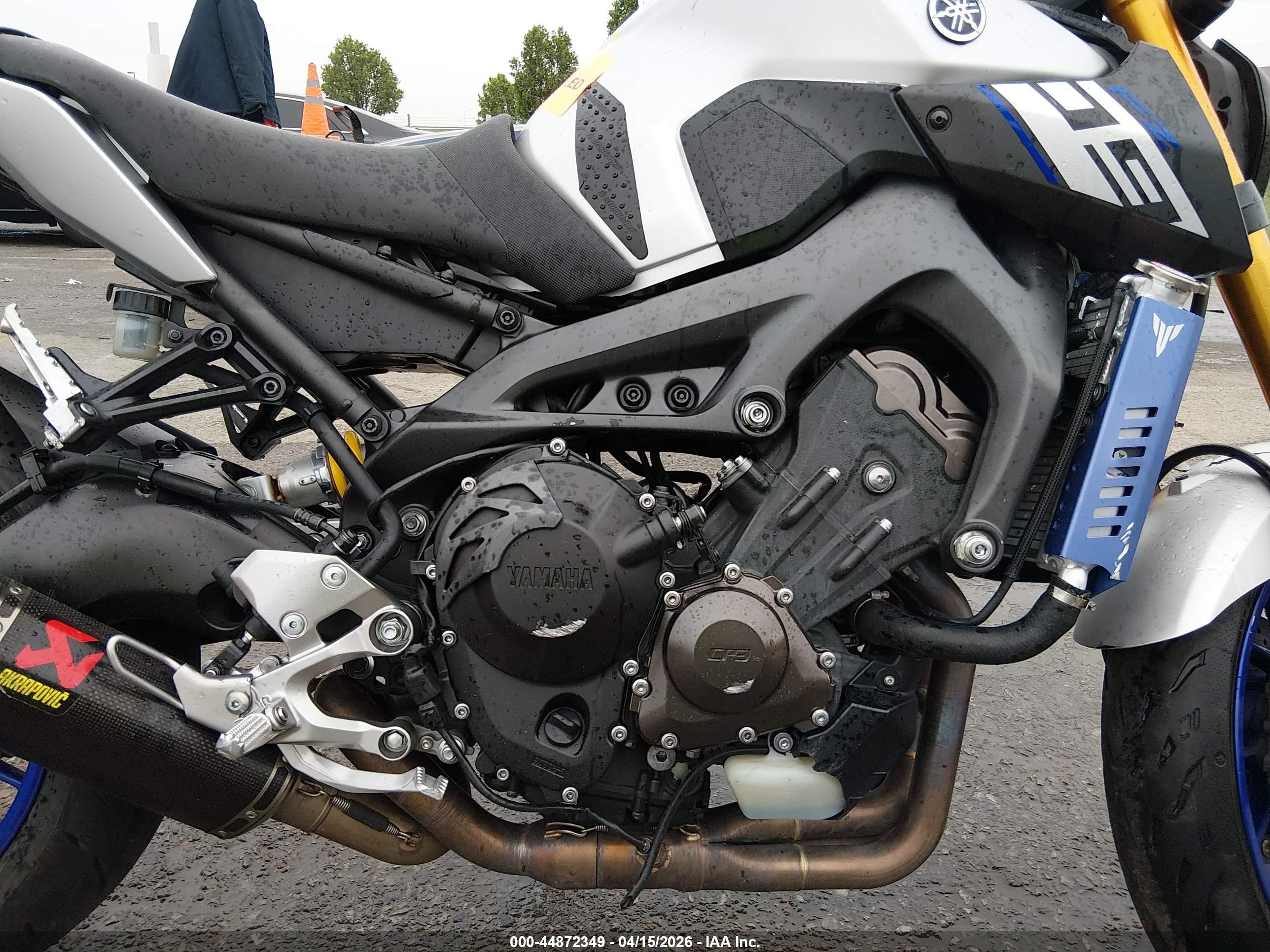 YAMAHA FZ09 image 8