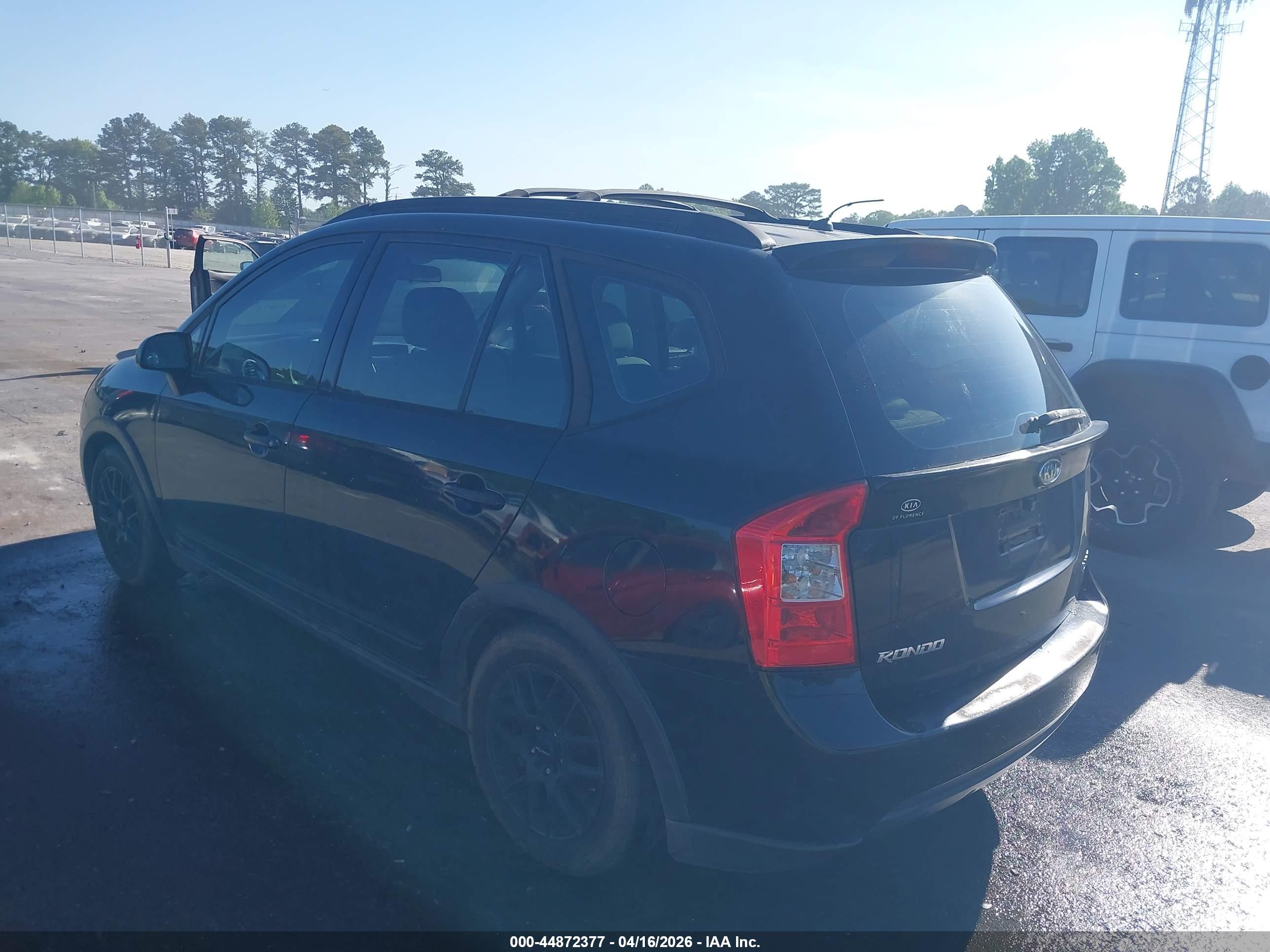 KIA RONDO image 3