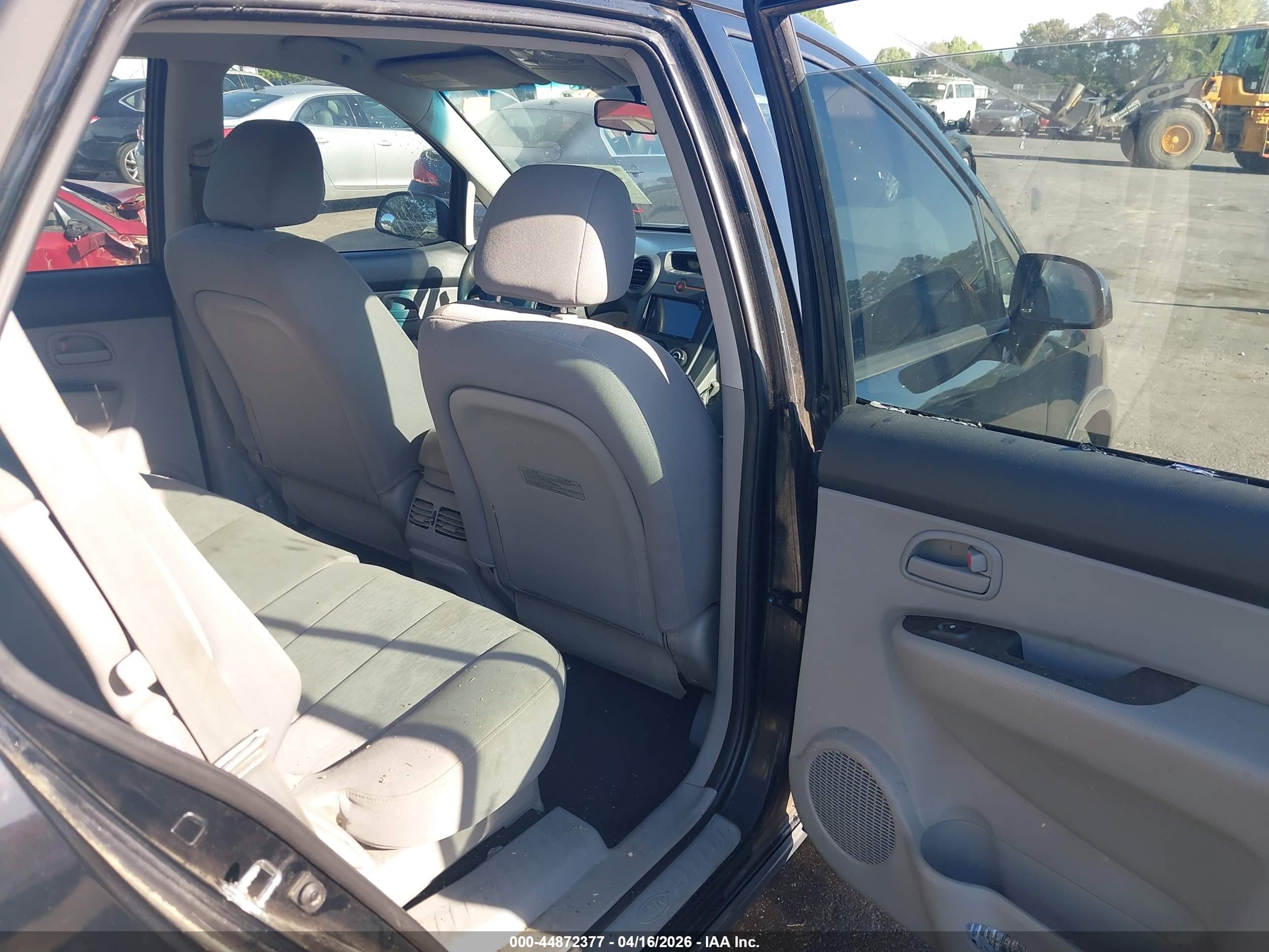 KIA RONDO image 8