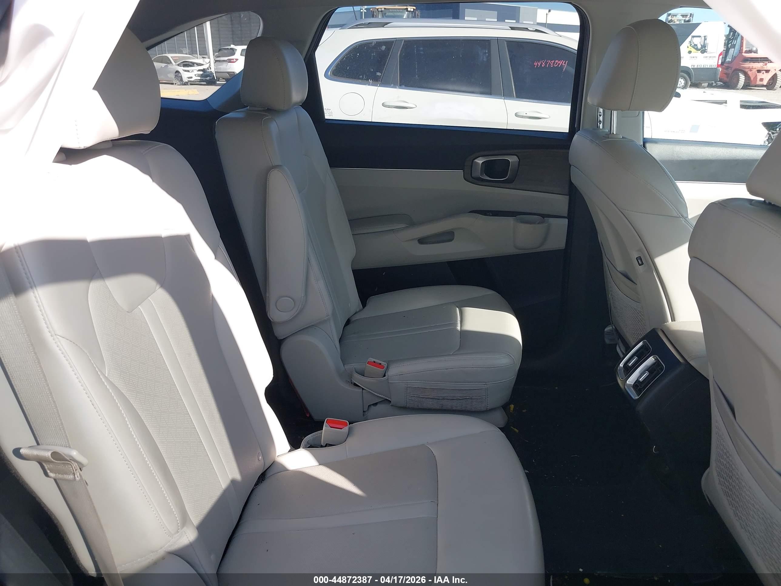 KIA SORENTO image 8