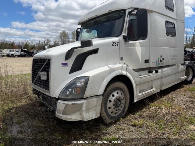 VOLVO VNL image 2
