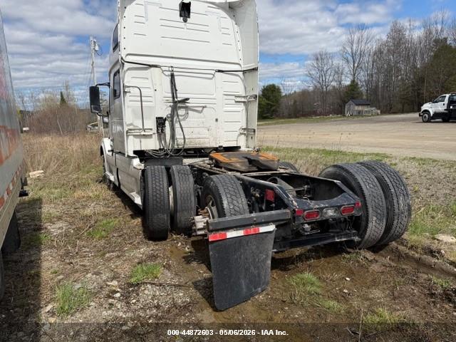 VOLVO VNL image 3