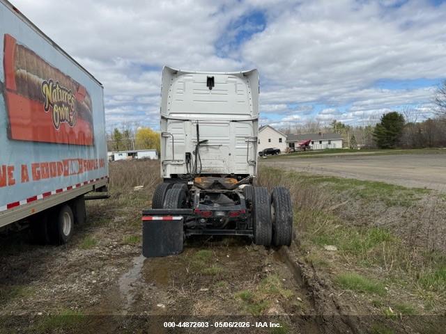 VOLVO VNL image 8